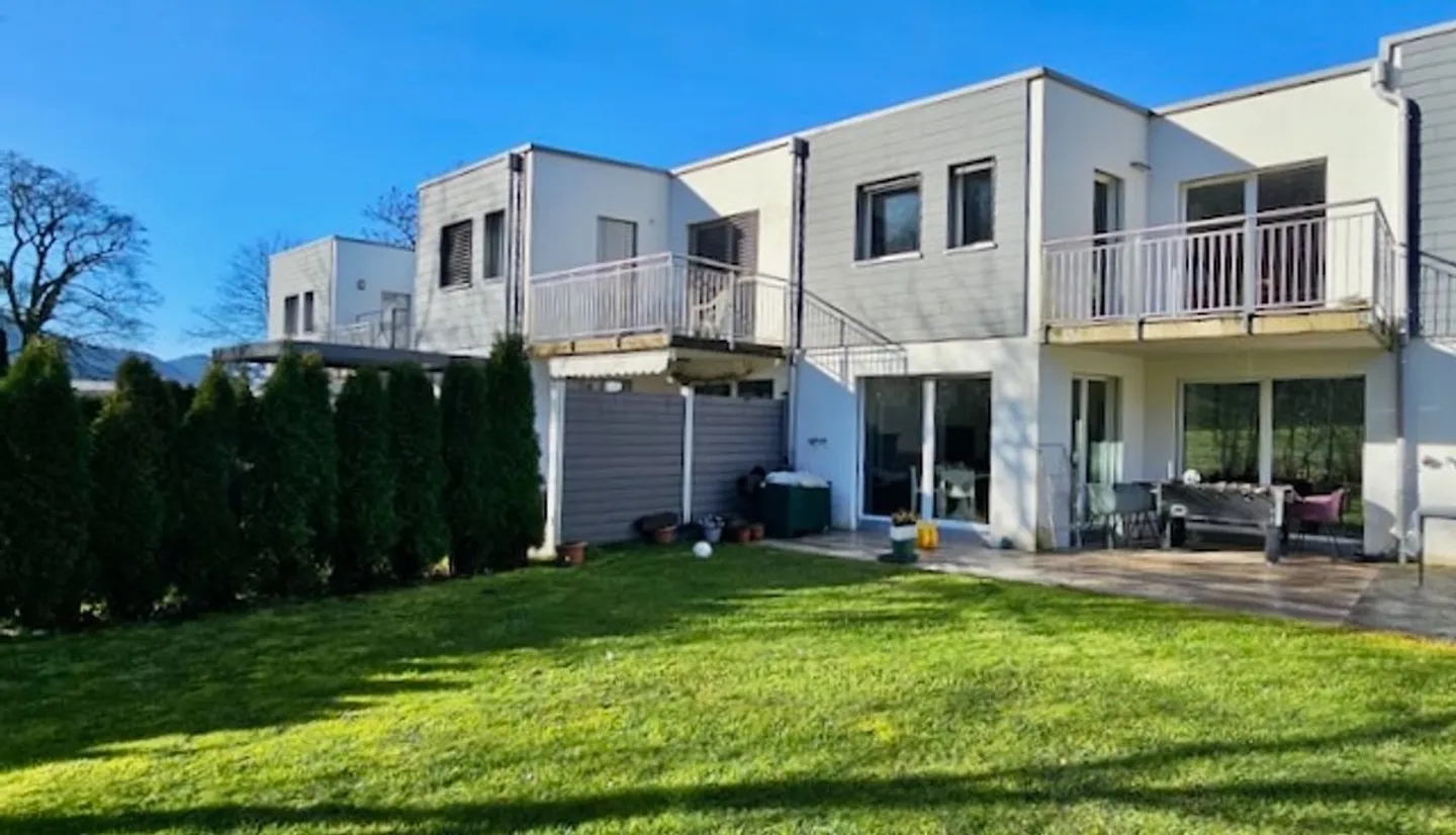 Adjacent villa located in a pleasant sought-after neighborhood of Fleurier - Photo 1 of 13