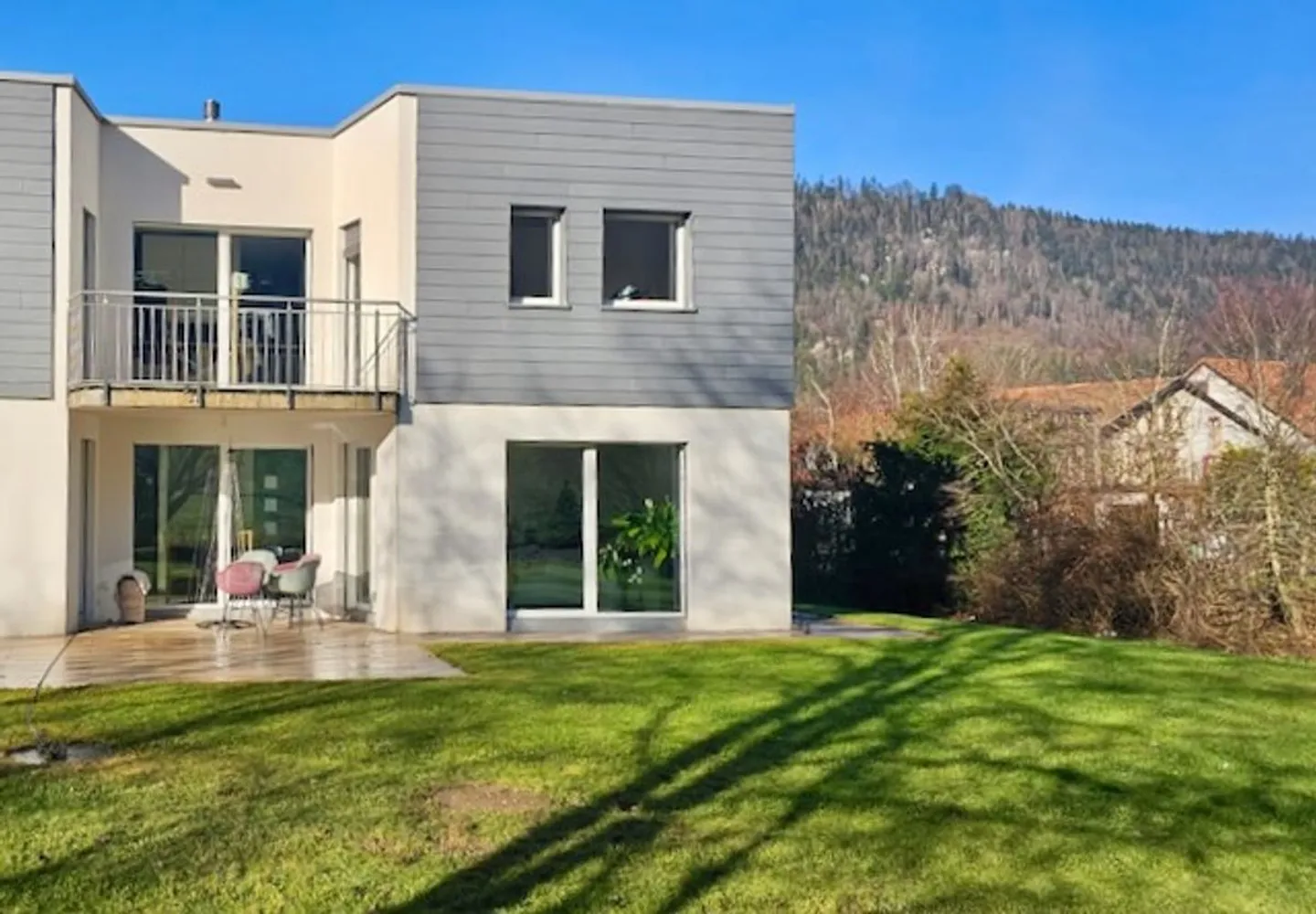 Semi-detached villa located in a pleasant sought-after neighborhood of Fleurier - Photo 1 of 13