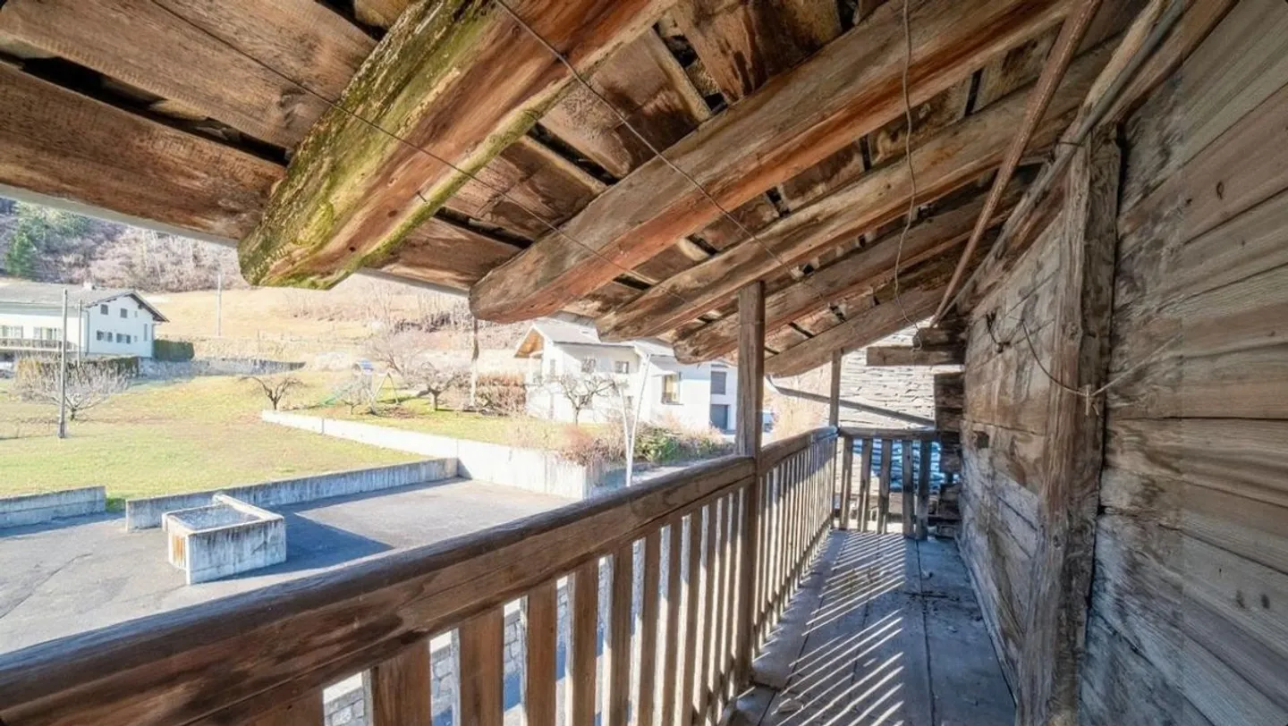 CHARM AND AUTHENTICITY: HOUSE WITH BARN - Photo 10 of 13