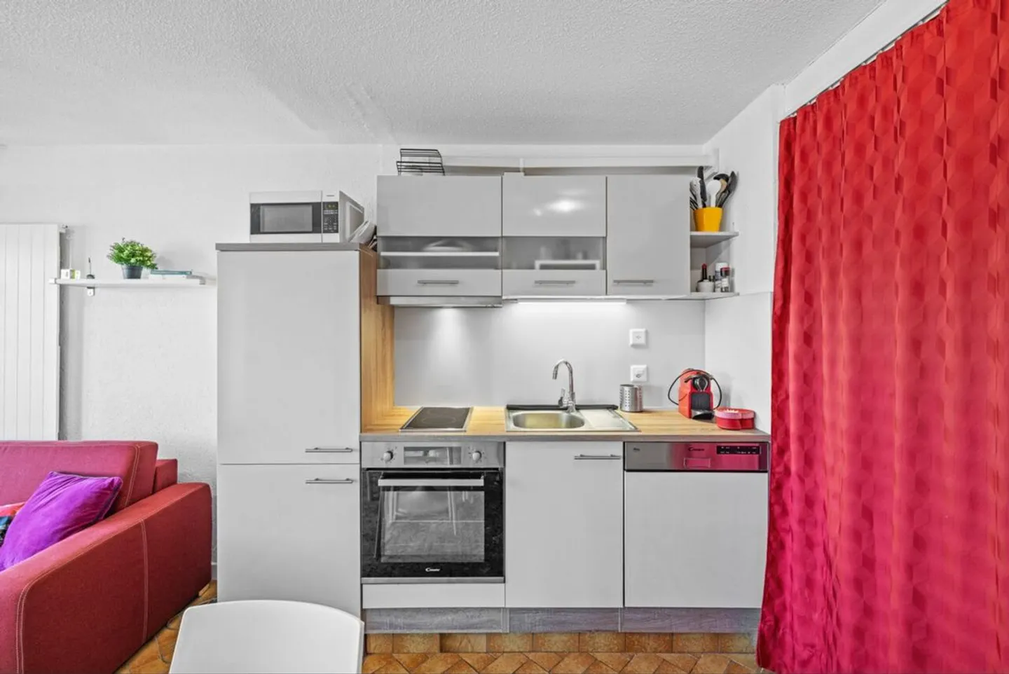 BEL APPARTEMENT ENTIÈREMENT RÉNOVÉ - Photo 3 sur 13