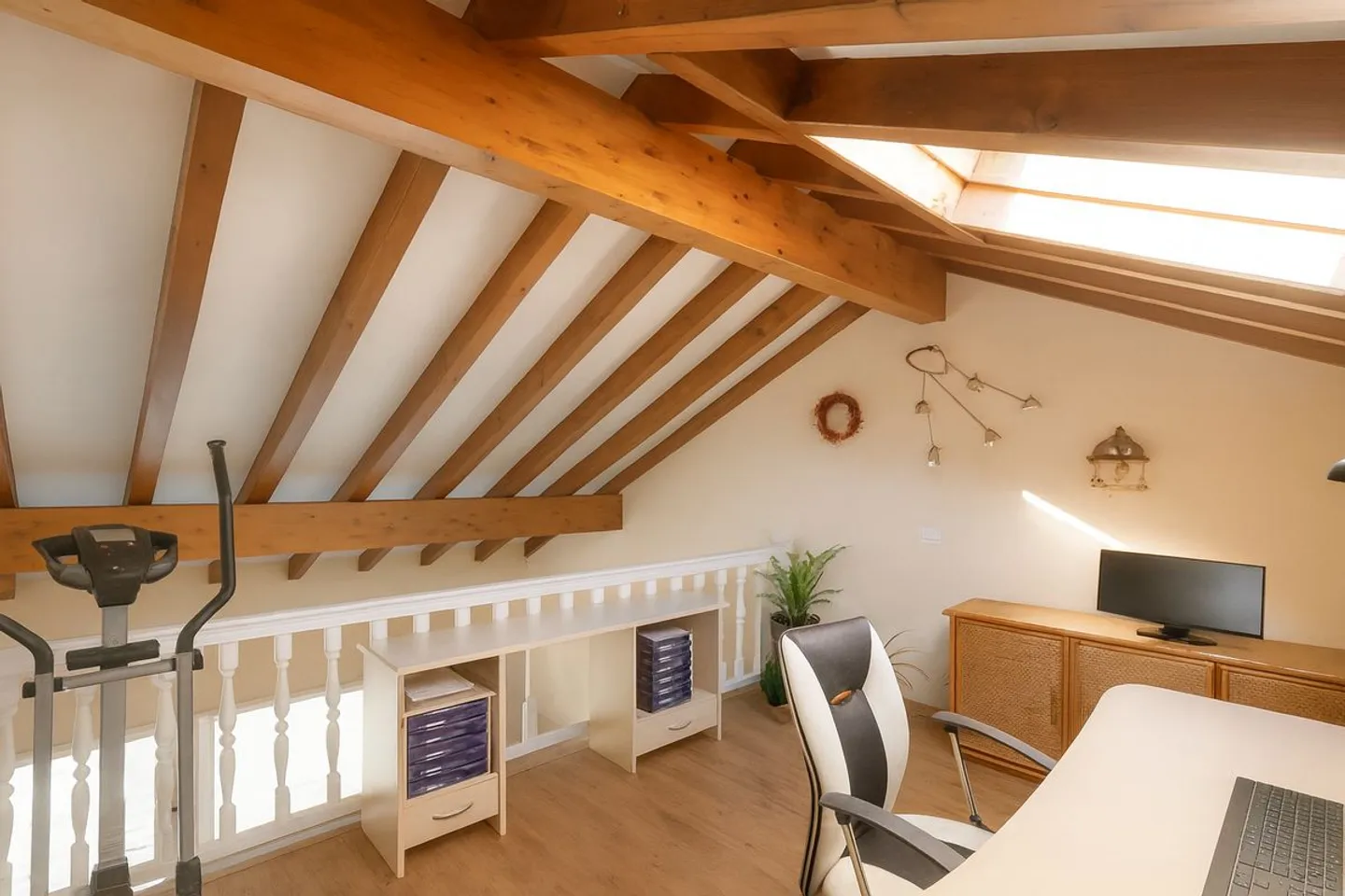 A TRUE HEARTTHROB, BRIGHT HOUSE WITH EXCEPTIONAL PANORAMA - Photo 7 of 13