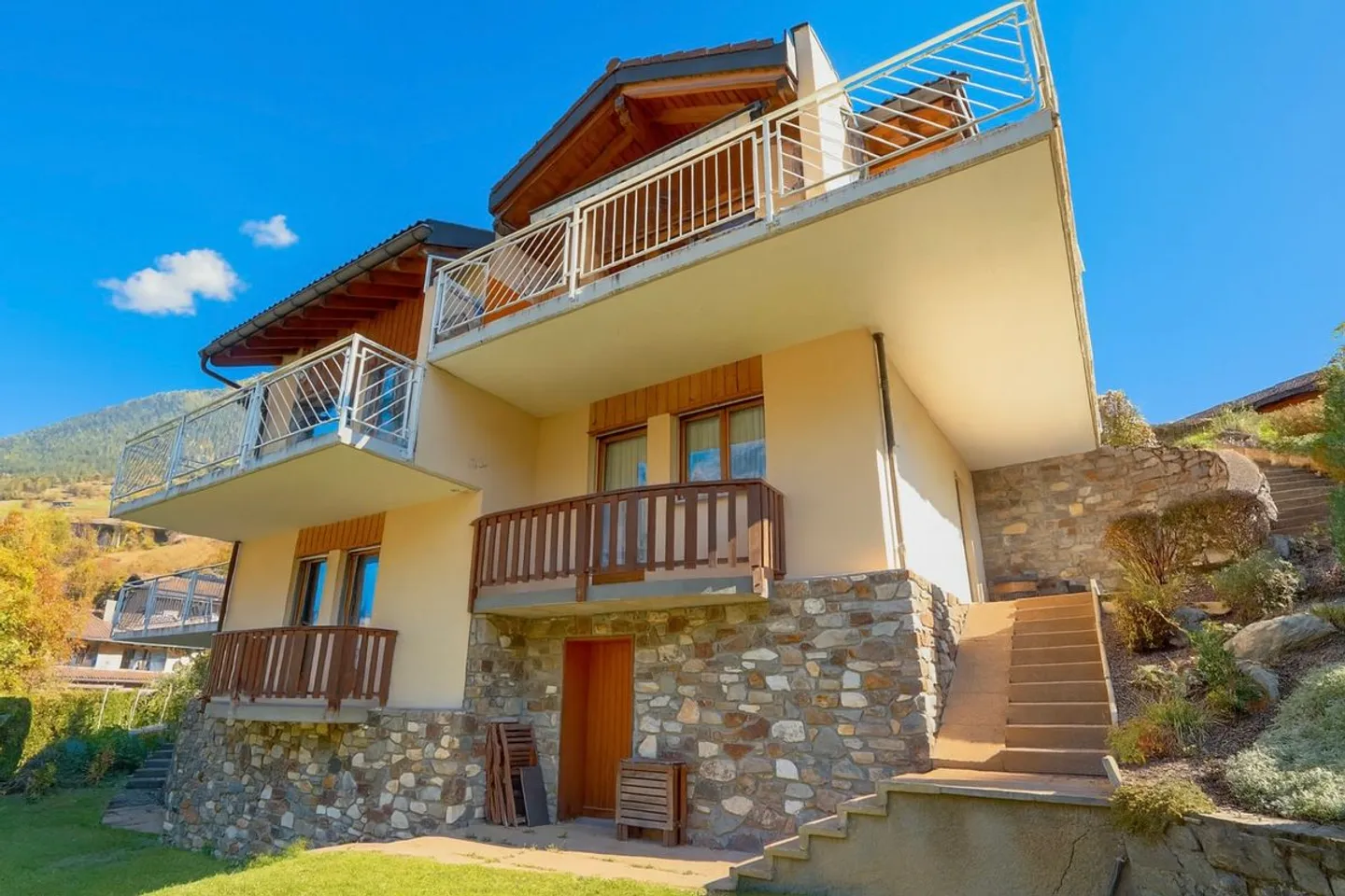 A TRUE HEARTTHROB, BRIGHT HOUSE WITH EXCEPTIONAL PANORAMA - Photo 1 of 13