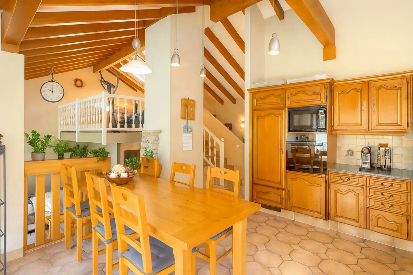 A TRUE HEARTTHROB, BRIGHT HOUSE WITH EXCEPTIONAL PANORAMA - Photo 4 of 13