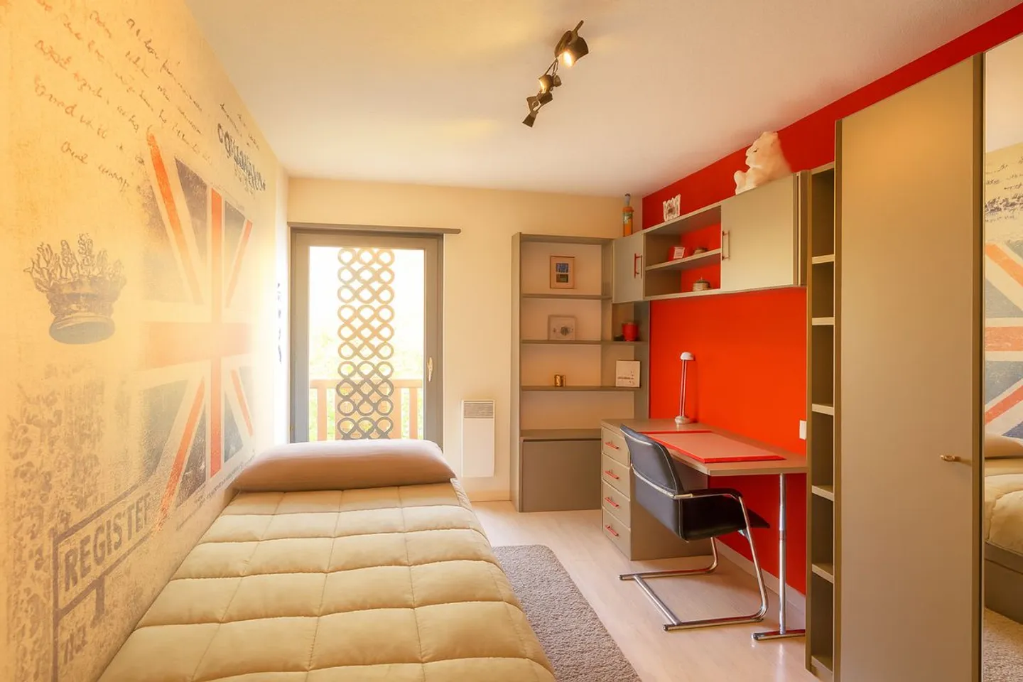 A TRUE HEARTTHROB, BRIGHT HOUSE WITH EXCEPTIONAL PANORAMA - Photo 10 of 13