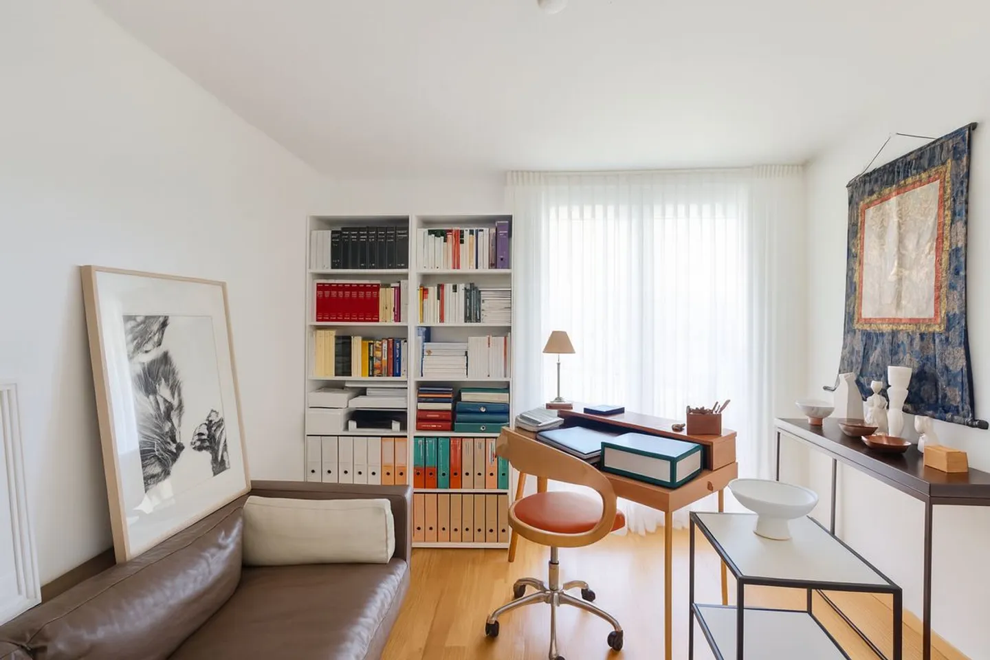 CHIC 2.5-ROOM APARTMENT IDEALLY LOCATED - Photo 3 of 8