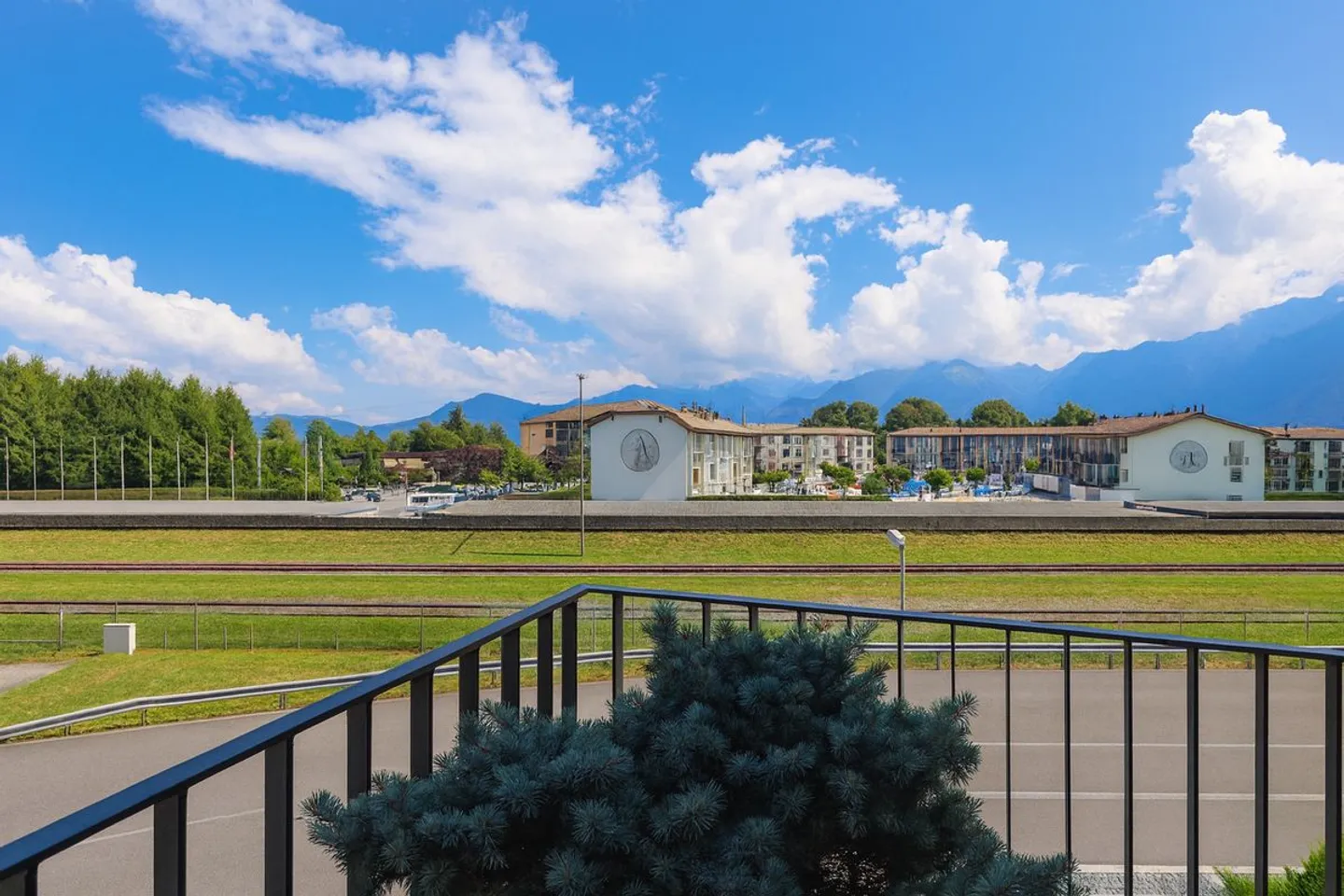 CHIC 2.5-ROOM APARTMENT IDEALLY LOCATED - Photo 5 of 8