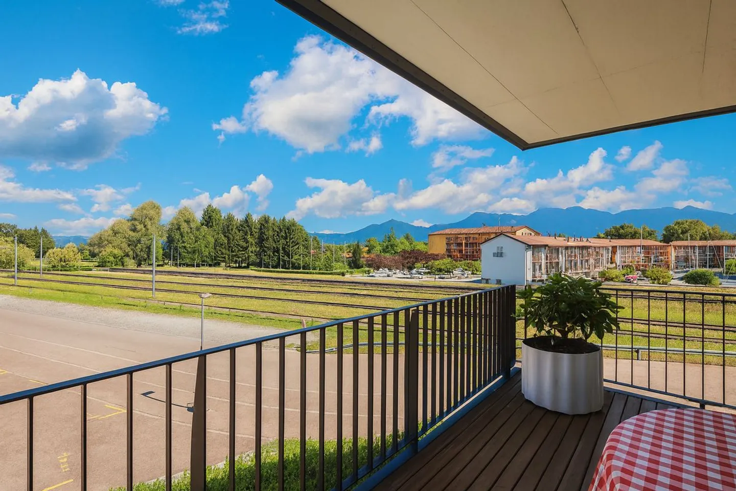 CHIC 2.5-ROOM APARTMENT IDEALLY LOCATED - Photo 8 of 8