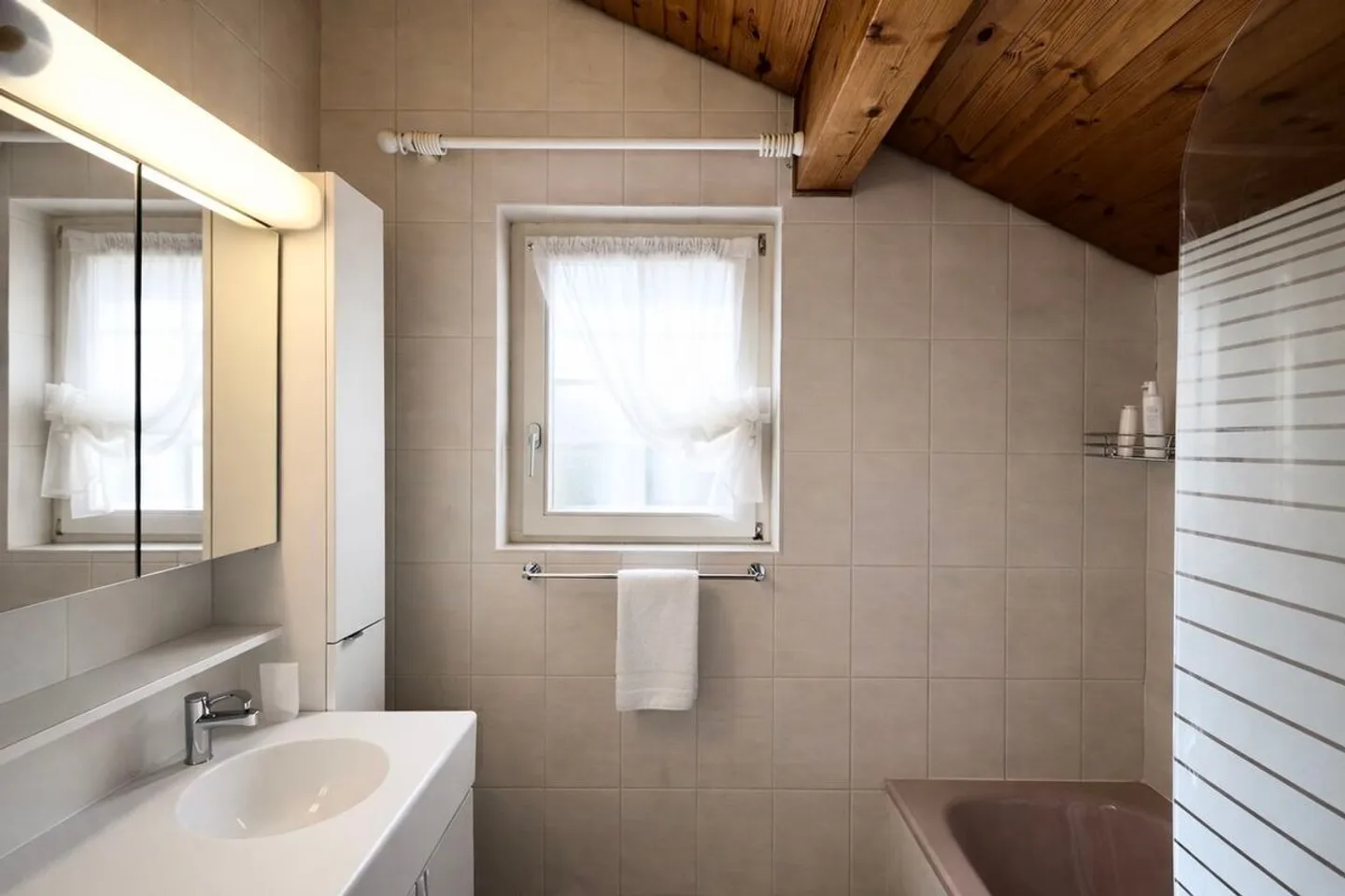 6,5-ZIMMER-VILLA, GENERÖSE VOLUMEN UND HOHES ERWEITERUNGSPOTENZIAL - Foto 11 von 12