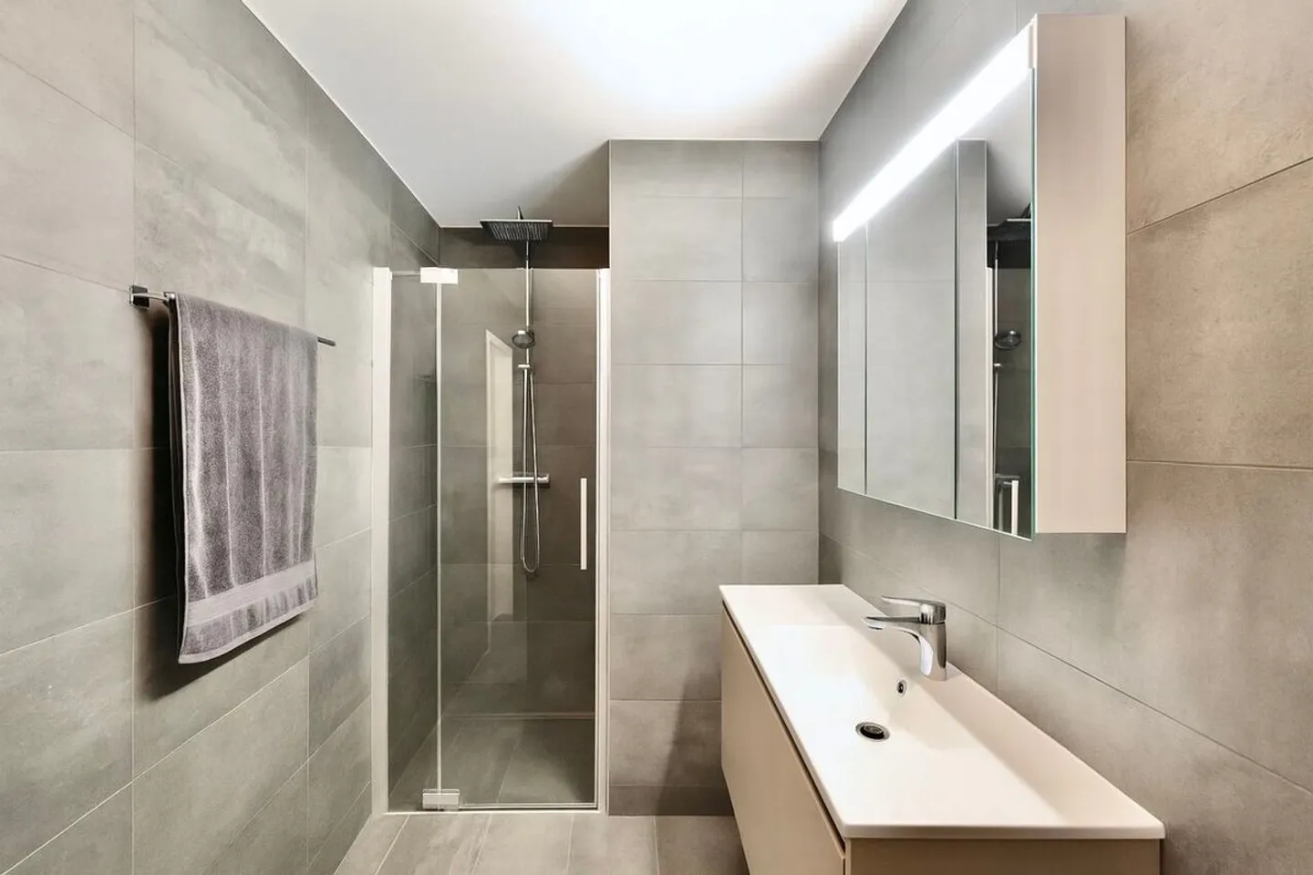 Modernes Apartment mit atemberaubendem Blick - Foto 6 von 8