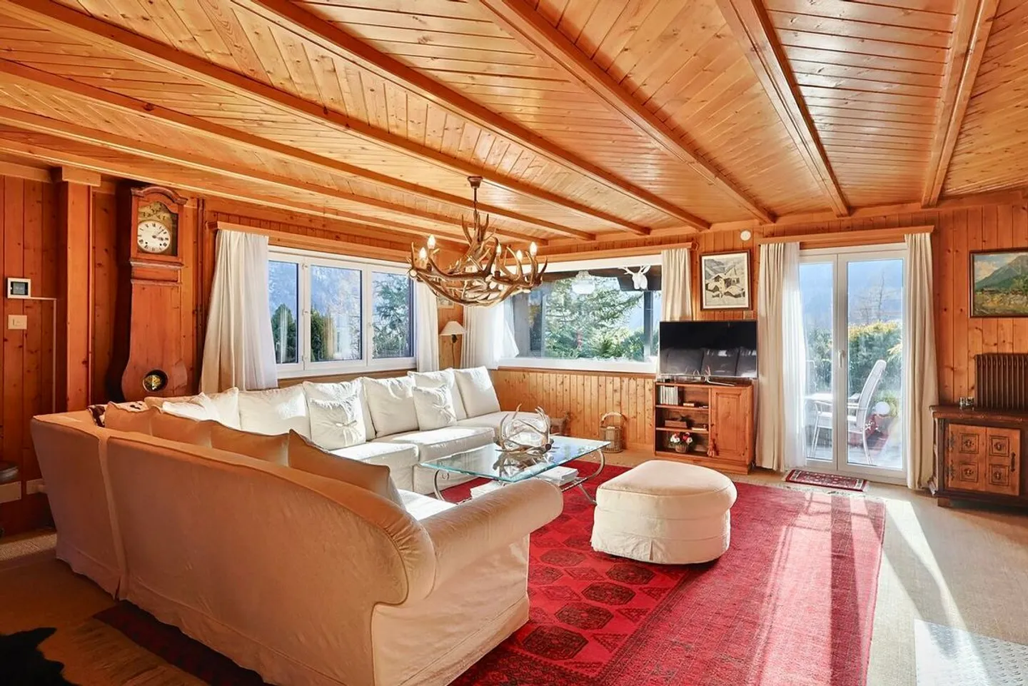 CHALET COUP DE COEUR MIT GRUNDSTÜCK, AUSSICHT UND HELLIGKEIT - Foto 3 von 11