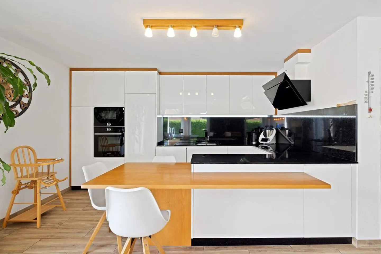 BEAUTIFUL VILLA - LOVE AT FIRST SIGHT GUARANTEED - Photo 2 of 8