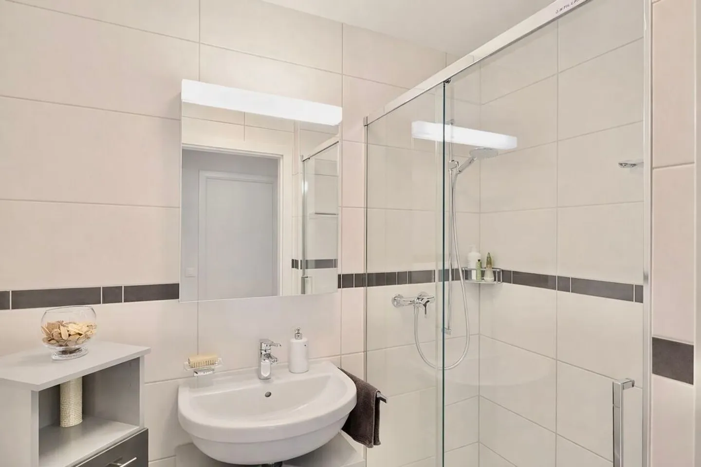 EXCEPTIONAL 4.5-ROOM APARTMENT IN A PEACEFUL ENVIRONMENT - Photo 8 of 9