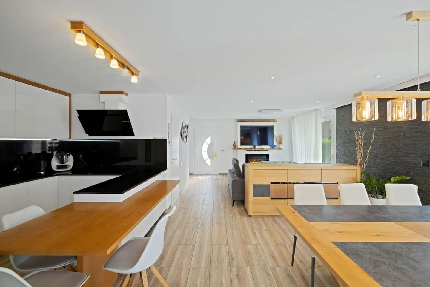 BEAUTIFUL VILLA - LOVE AT FIRST SIGHT GUARANTEED - Photo 3 of 8