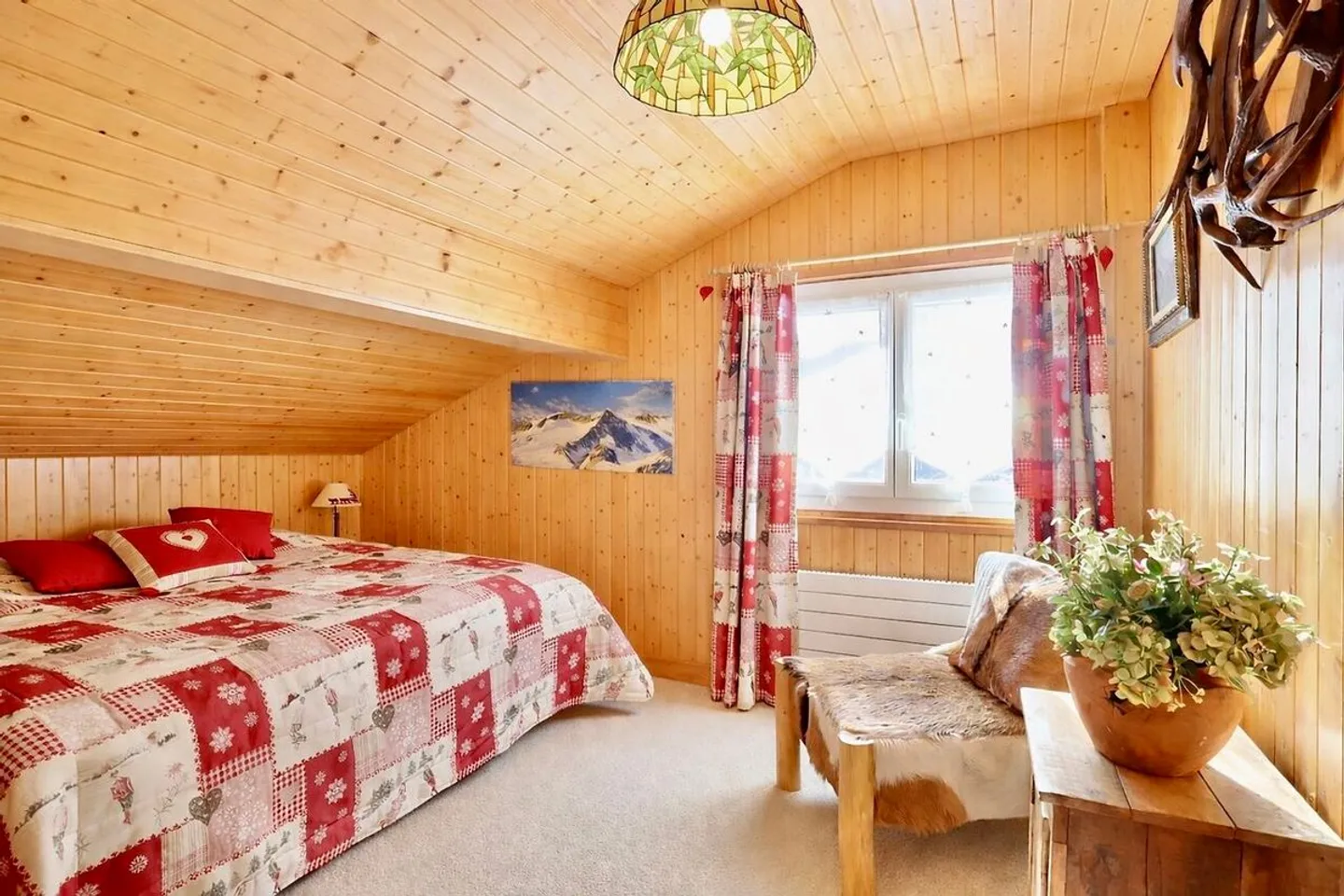 CHALET COUP DE COEUR MIT GRUNDSTÜCK, AUSSICHT UND HELLIGKEIT - Foto 7 von 11