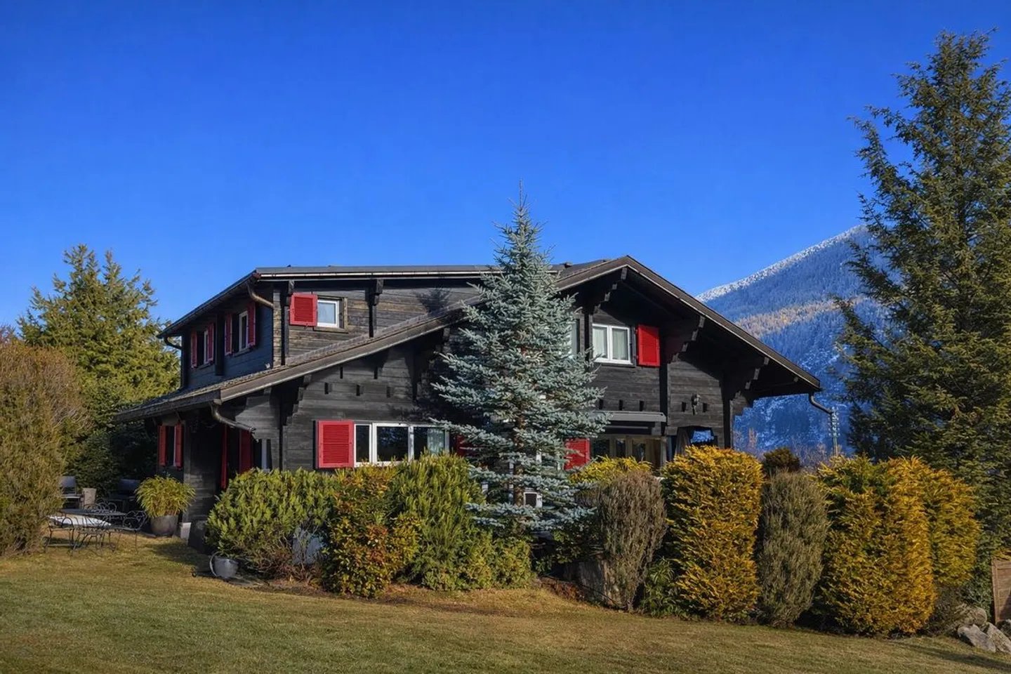 CHALET COUP DE COEUR MIT GRUNDSTÜCK, AUSSICHT UND HELLIGKEIT - Foto 1 von 11