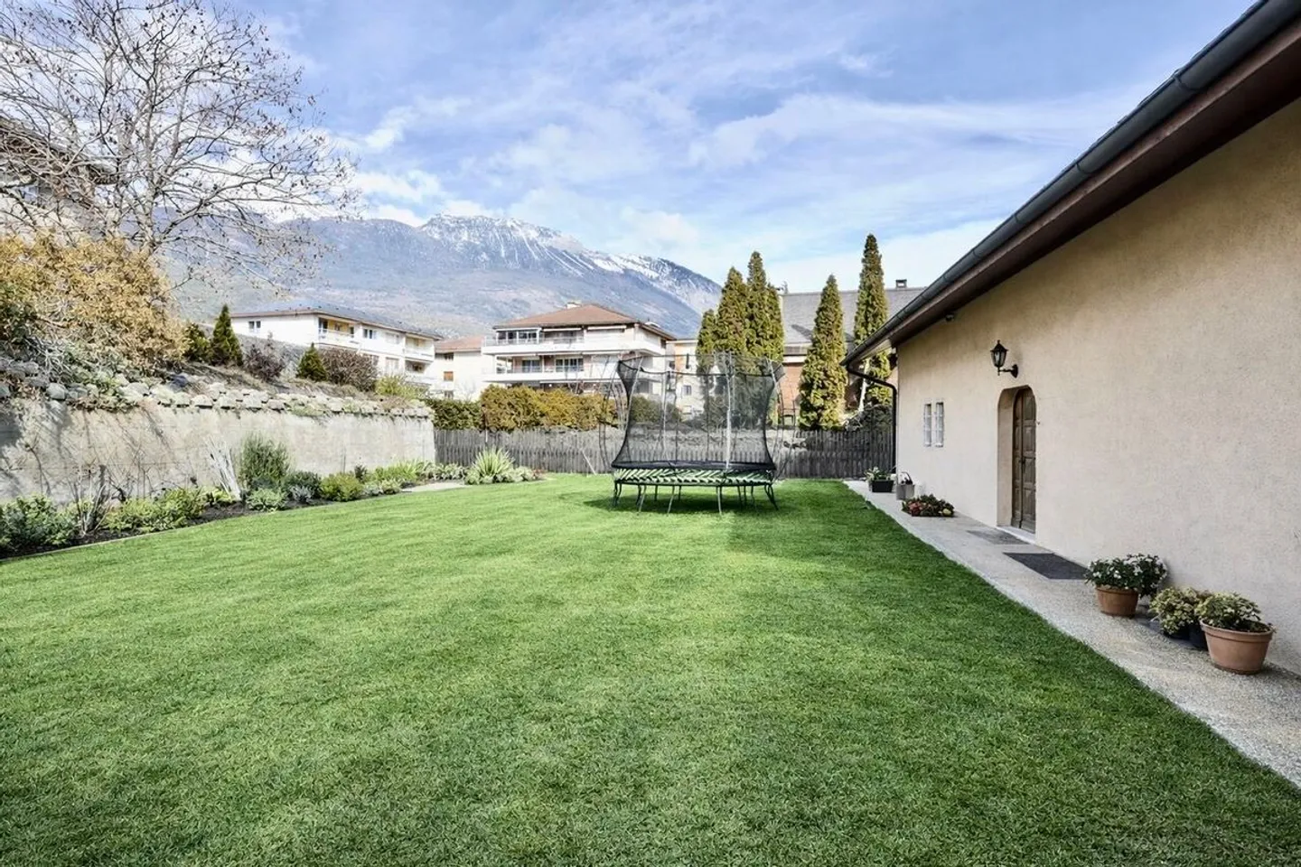 6,5-ZIMMER-VILLA, GENERÖSE VOLUMEN UND HOHES ERWEITERUNGSPOTENZIAL - Foto 1 von 12