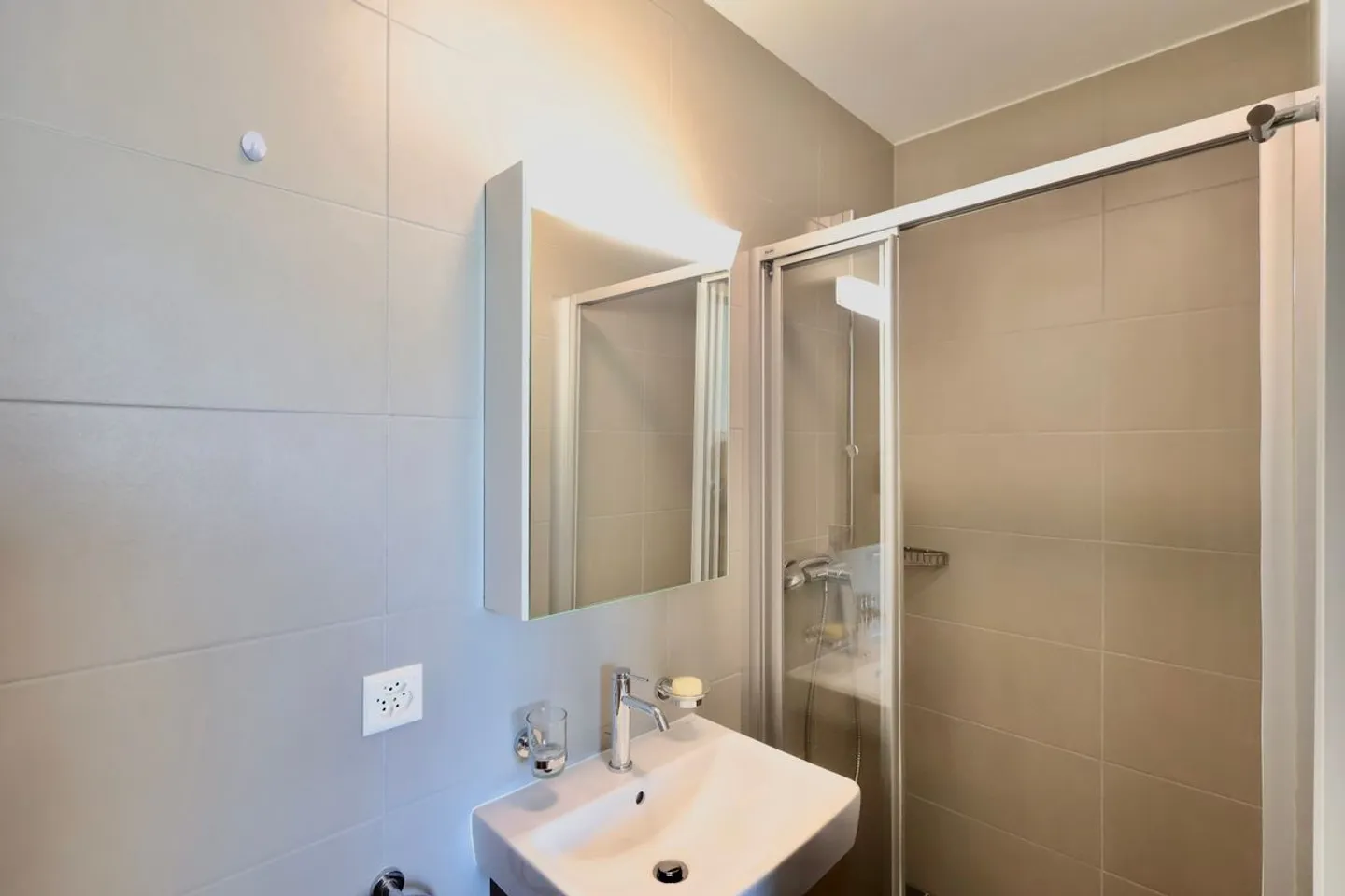 CHIC 2.5-ROOM APARTMENT IDEALLY LOCATED - Photo 4 of 8