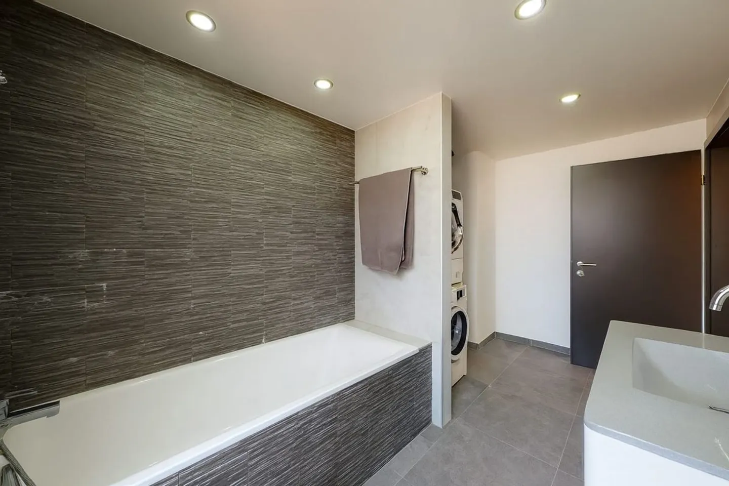 SCHÖNE 3,5-ZIMMER-WOHNUNG KOMPLETT RENOVIERT - Foto 7 von 8