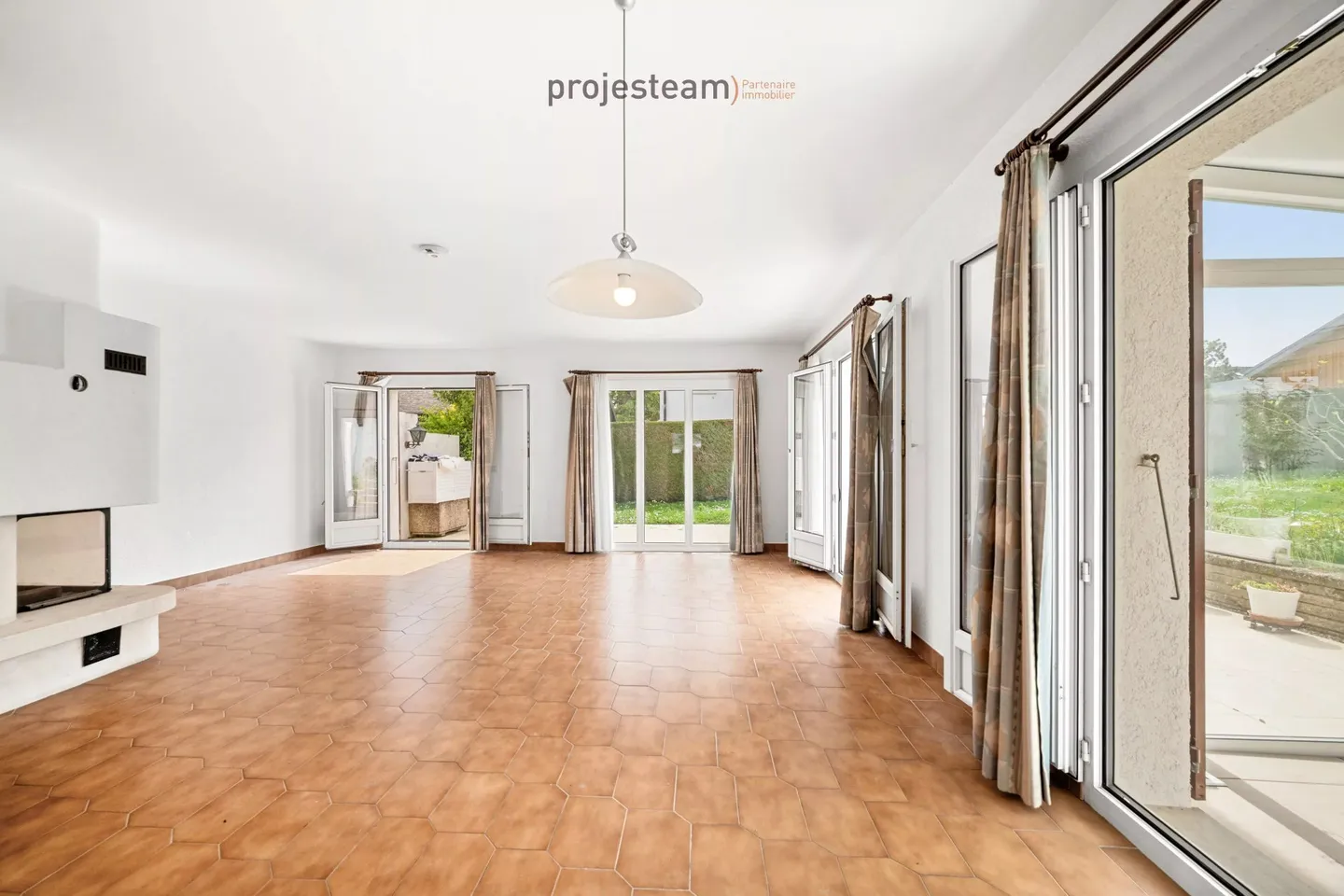 Villa bifamiliare familiare con giardino, balconi e bel potenziale di ristrutturazione - Foto 7 di 13