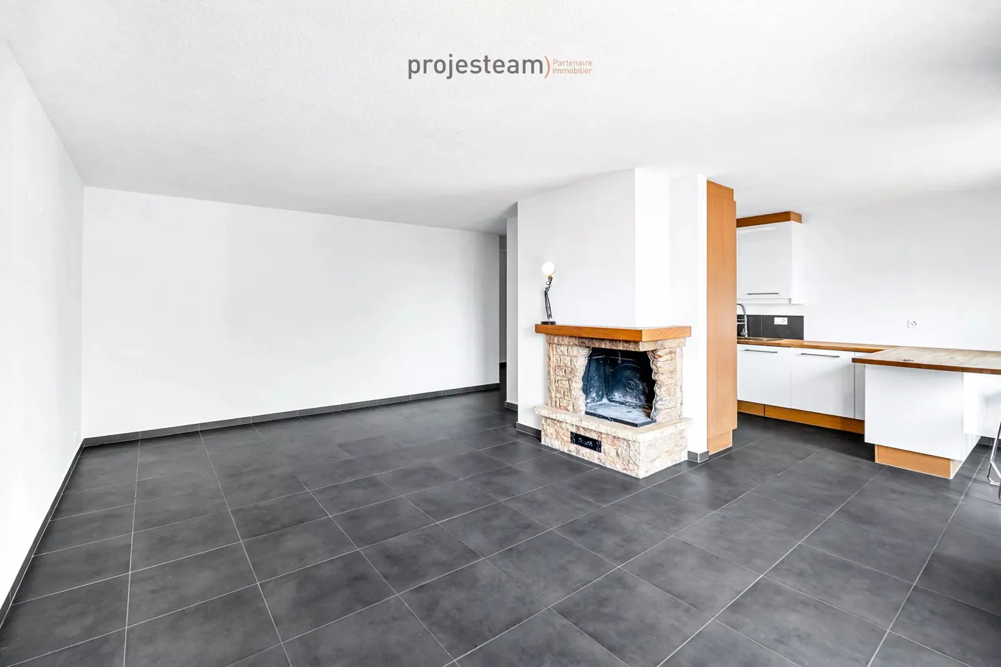 Apartment with fireplace, carefully renovated, large south-facing balcony, in a green and family-friendly setting - Photo 6 of 13
