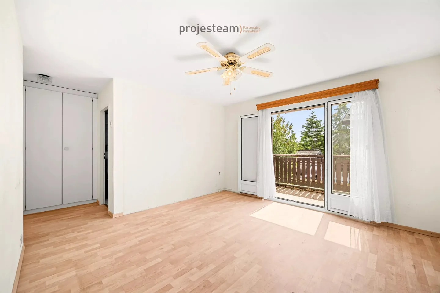 Villa bifamiliare familiare con giardino, balconi e bel potenziale di ristrutturazione - Foto 11 di 13