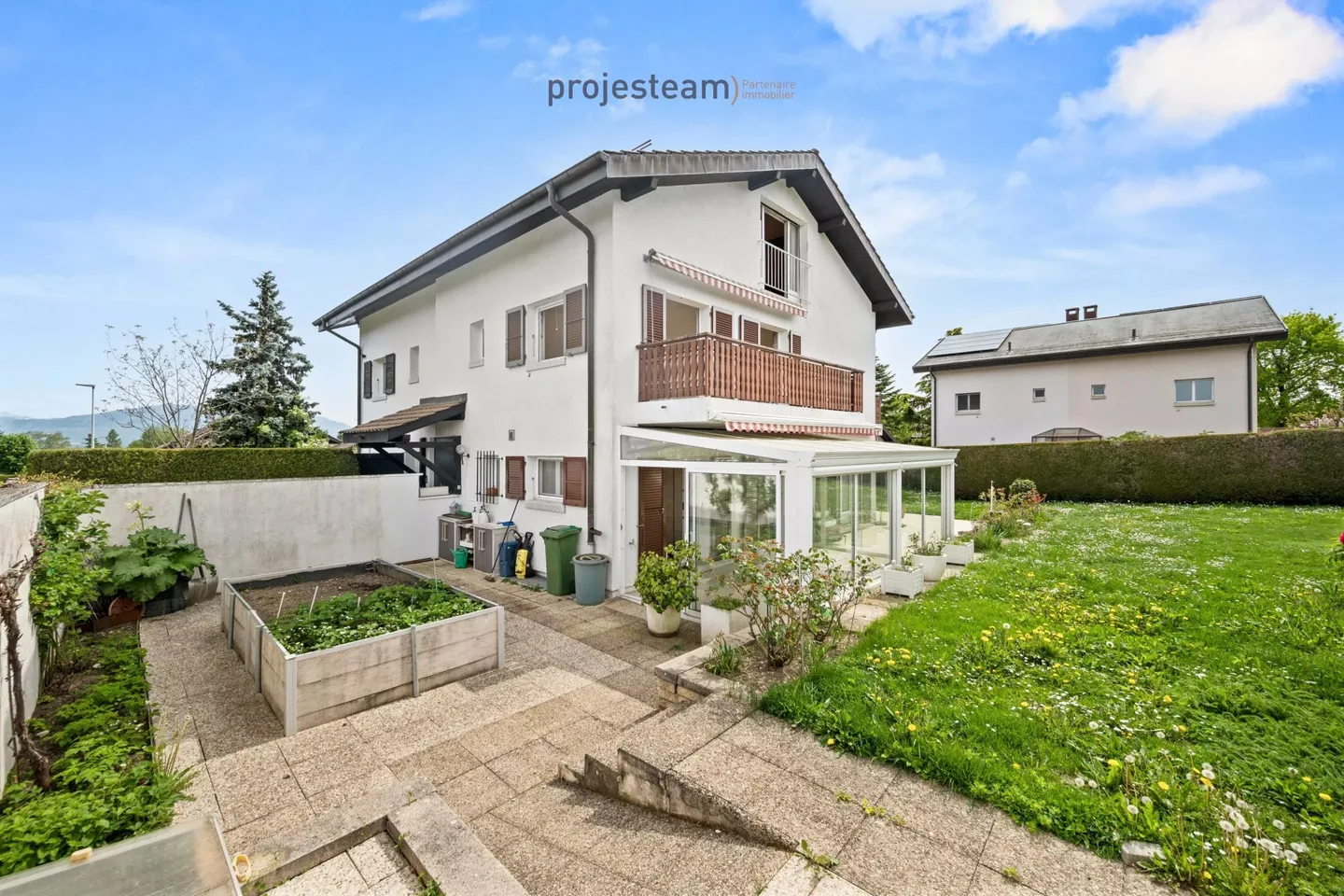 Villa bifamiliare familiare con giardino, balconi e bel potenziale di ristrutturazione - Foto 4 di 13