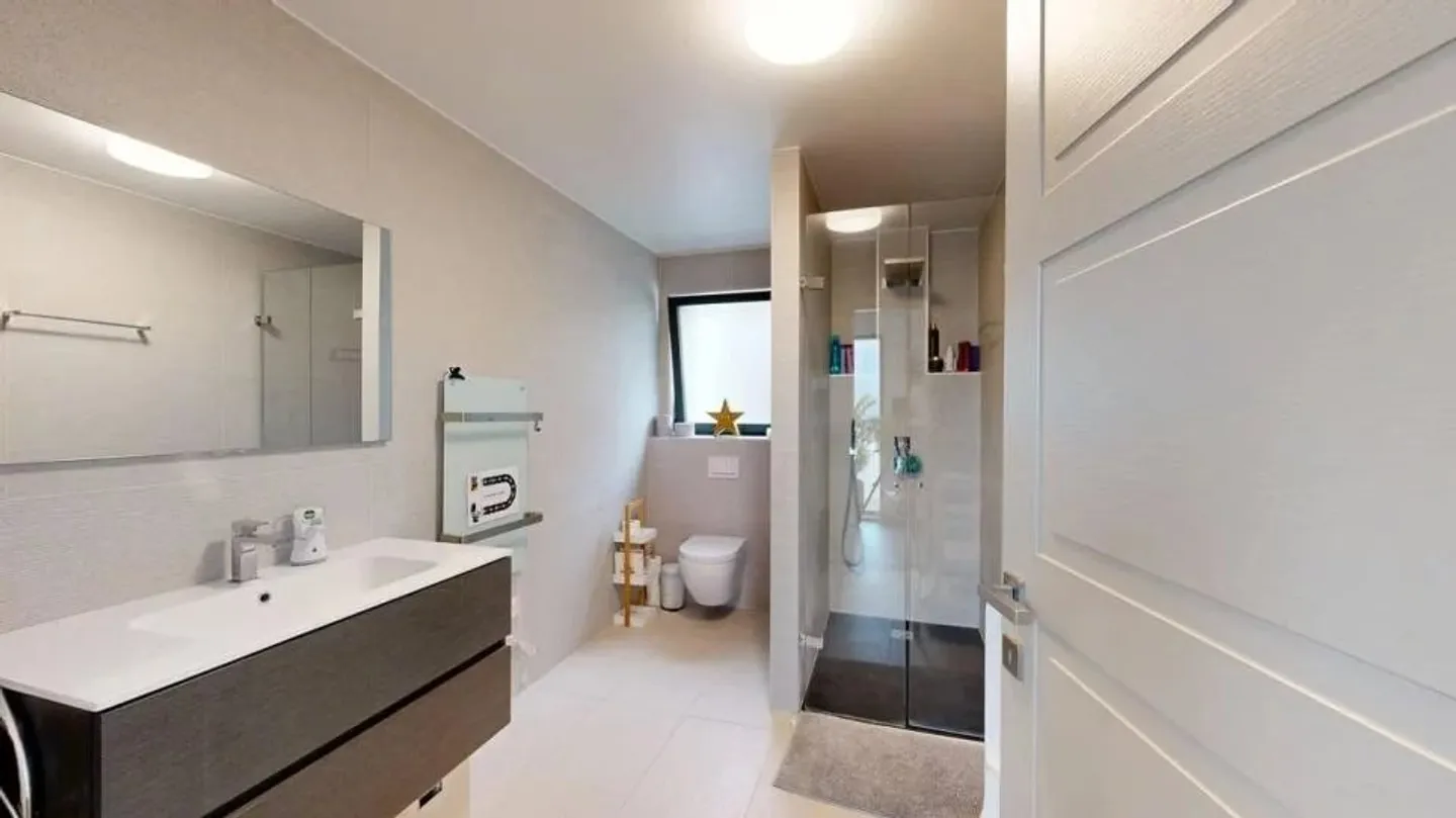 On the edge of a forest area - Contemporary villa in a privileged setting - Photo 11 of 13