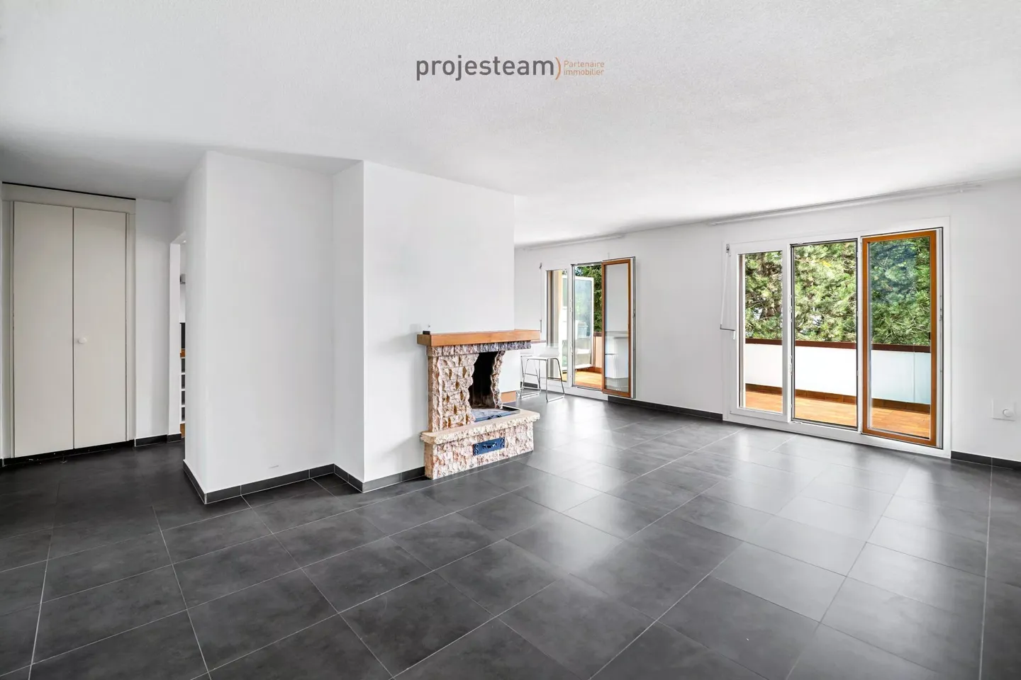 Appartamento con camino, ristrutturato con cura, grande balcone esposto a sud, in un contesto verde e familiare - Foto 2 di 13