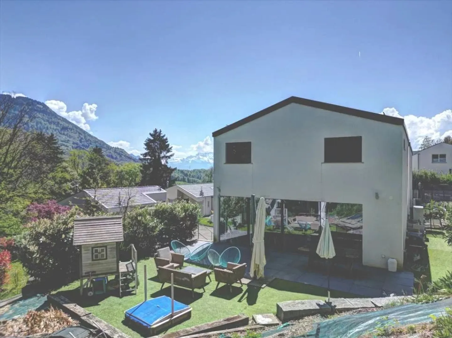 On the edge of a forest area - Contemporary villa in a privileged setting - Photo 2 of 13