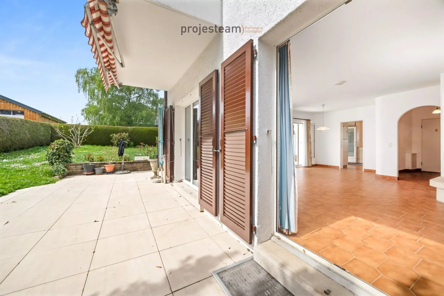 Villa bifamiliare familiare con giardino, balconi e bel potenziale di ristrutturazione - Foto 1 di 13