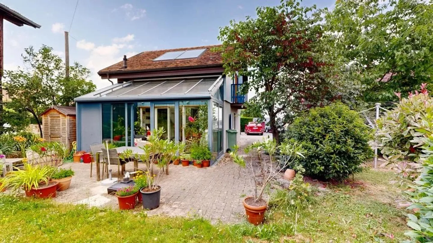 Charming individual villa in the heart of a renovated historic estate - Photo 2 of 8