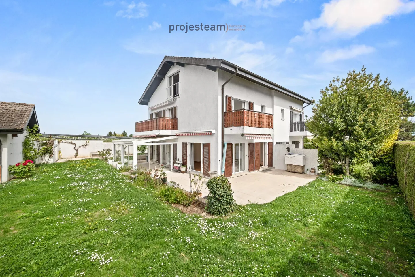 Villa bifamiliare familiare con giardino, balconi e bel potenziale di ristrutturazione - Foto 3 di 13