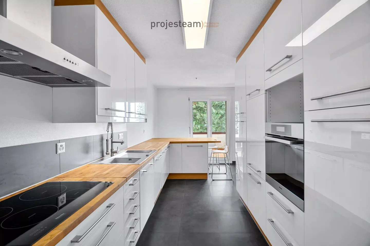 Appartamento con camino, ristrutturato con cura, grande balcone esposto a sud, in un contesto verde e familiare - Foto 6 di 13