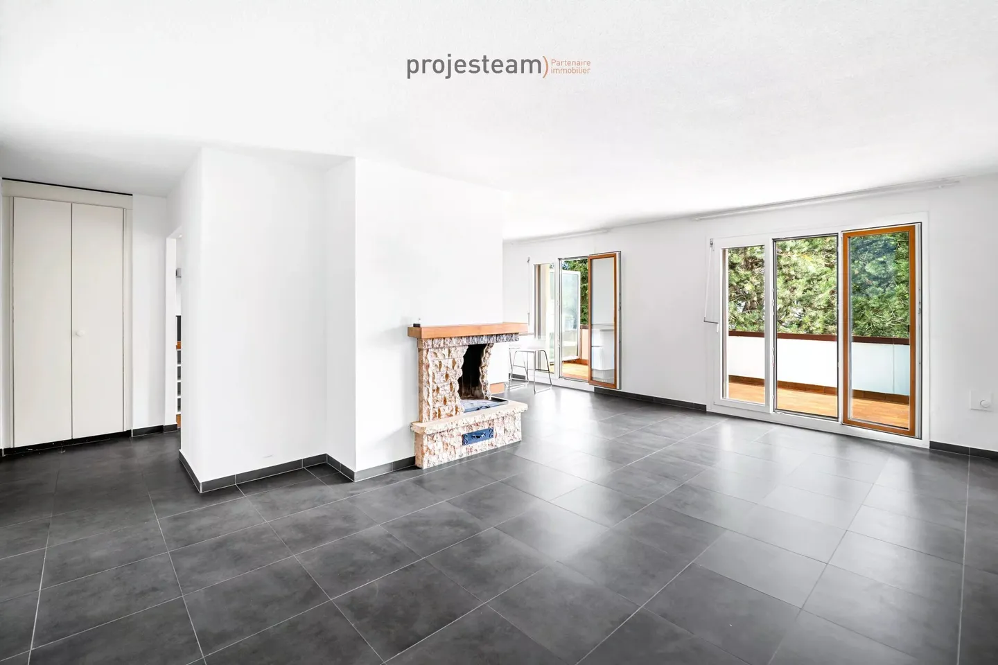 Apartment with fireplace, carefully renovated, large south-facing balcony, in a green and family-friendly setting - Photo 1 of 13