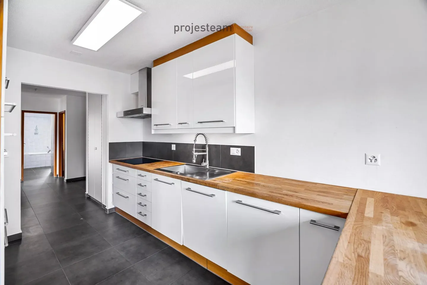 Appartamento con camino, ristrutturato con cura, grande balcone esposto a sud, in un contesto verde e familiare - Foto 5 di 13