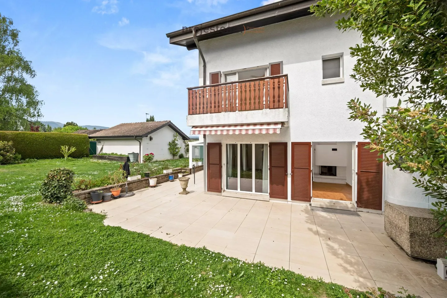 Villa bifamiliare familiare con giardino, balconi e bel potenziale di ristrutturazione - Foto 2 di 13