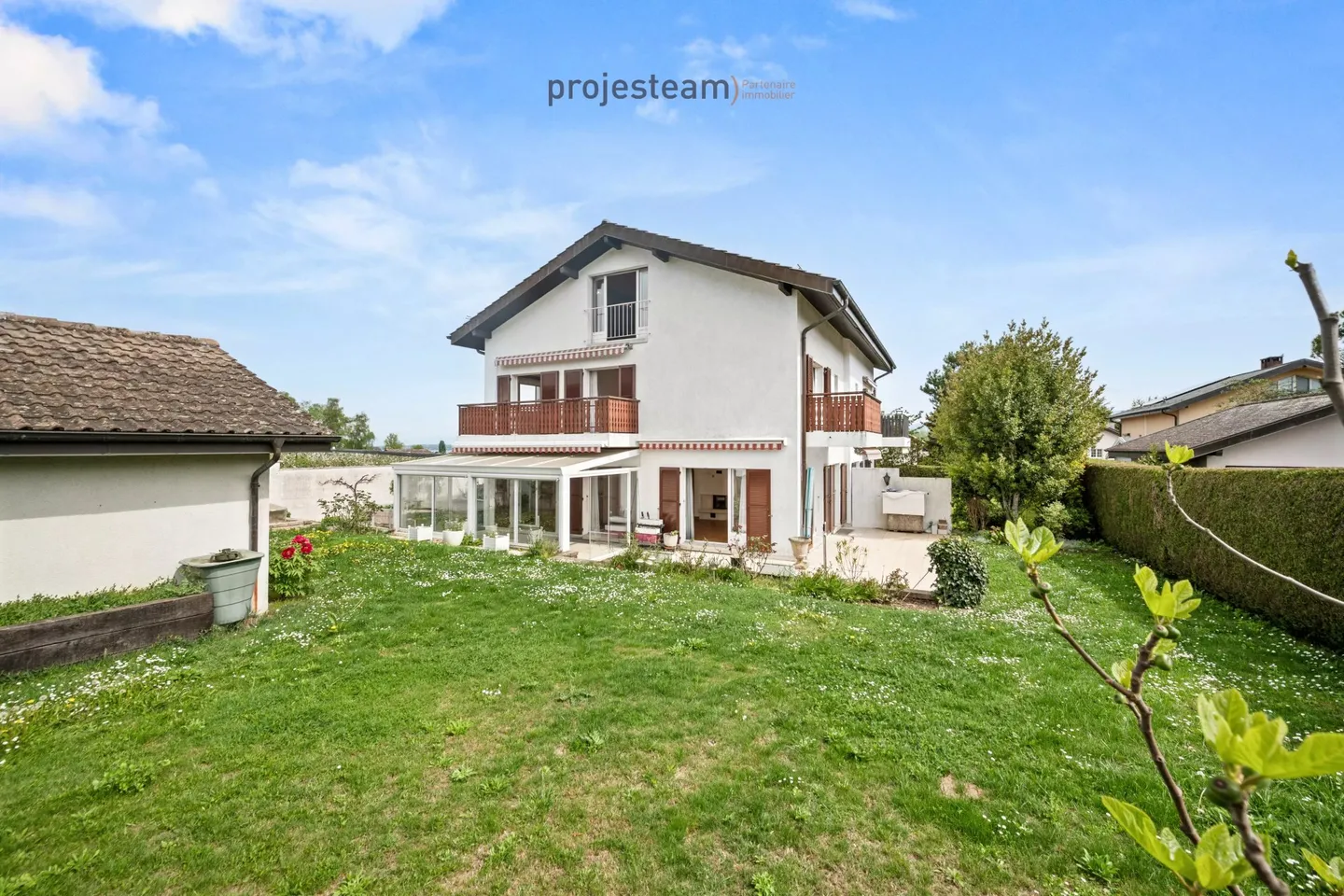 Villa bifamiliare familiare con giardino, balconi e bel potenziale di ristrutturazione - Foto 5 di 13