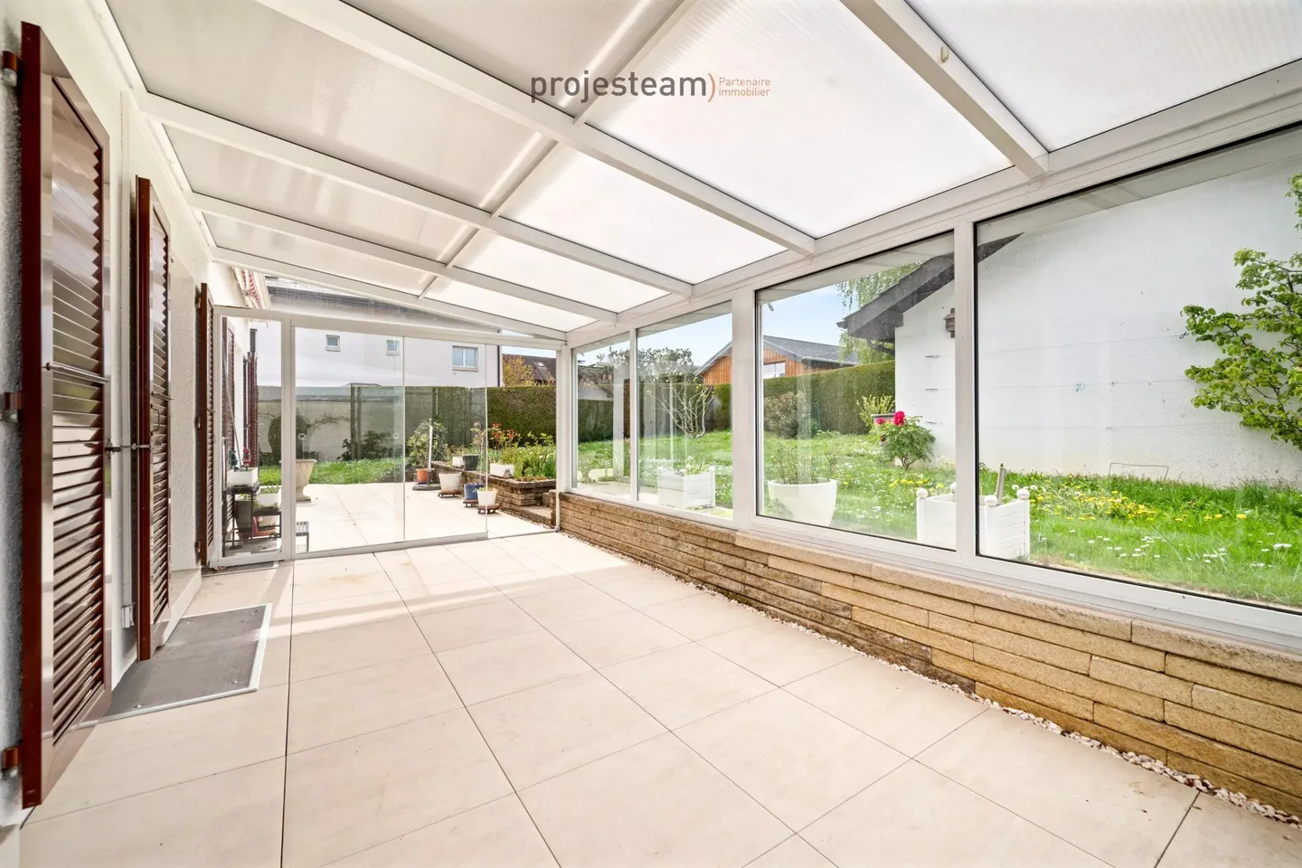 Villa bifamiliare familiare con giardino, balconi e bel potenziale di ristrutturazione - Foto 10 di 13