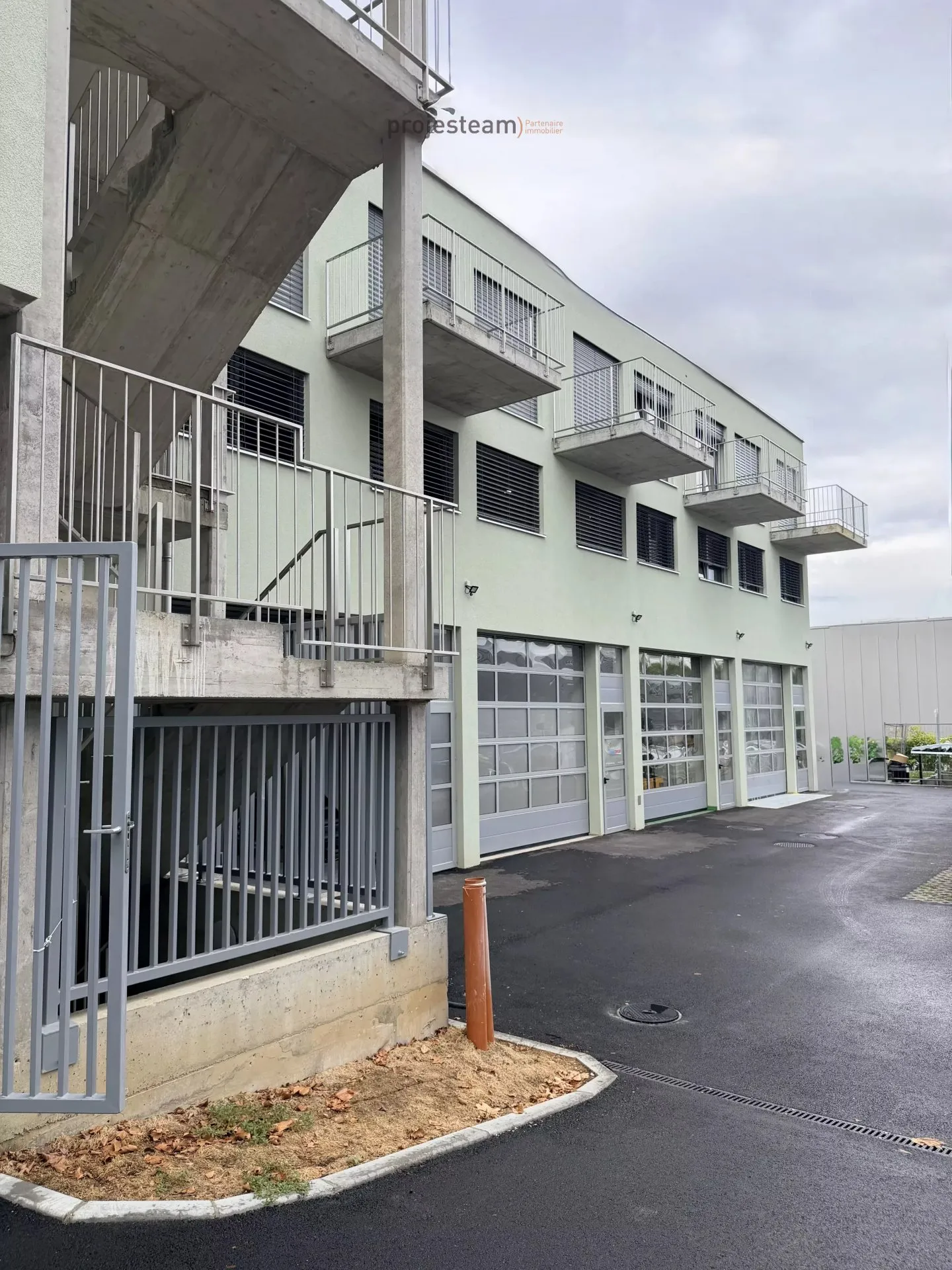 Ufficio moderno con ascensore a Echandens - Foto 1 di 4