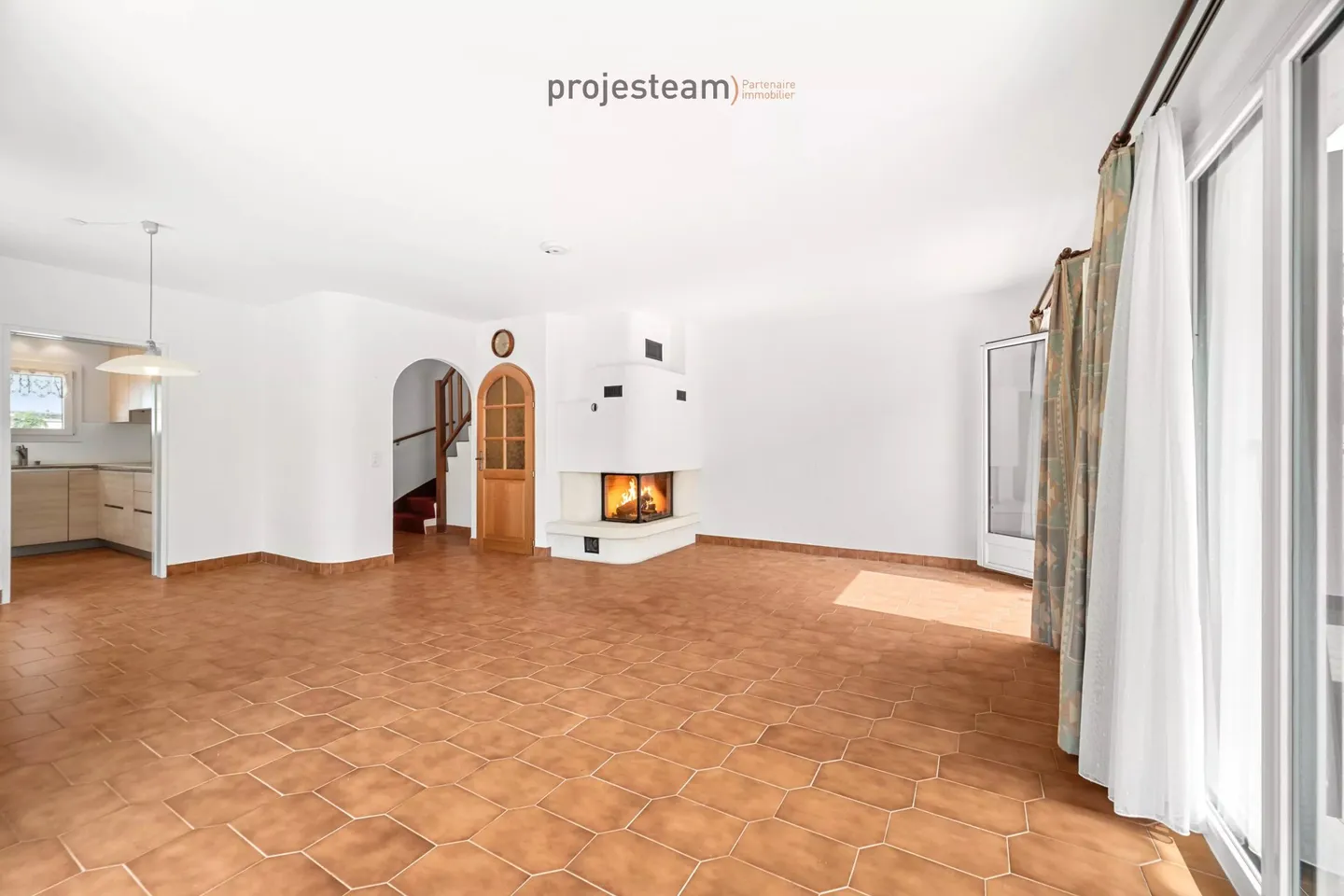 Villa bifamiliare familiare con giardino, balconi e bel potenziale di ristrutturazione - Foto 8 di 13