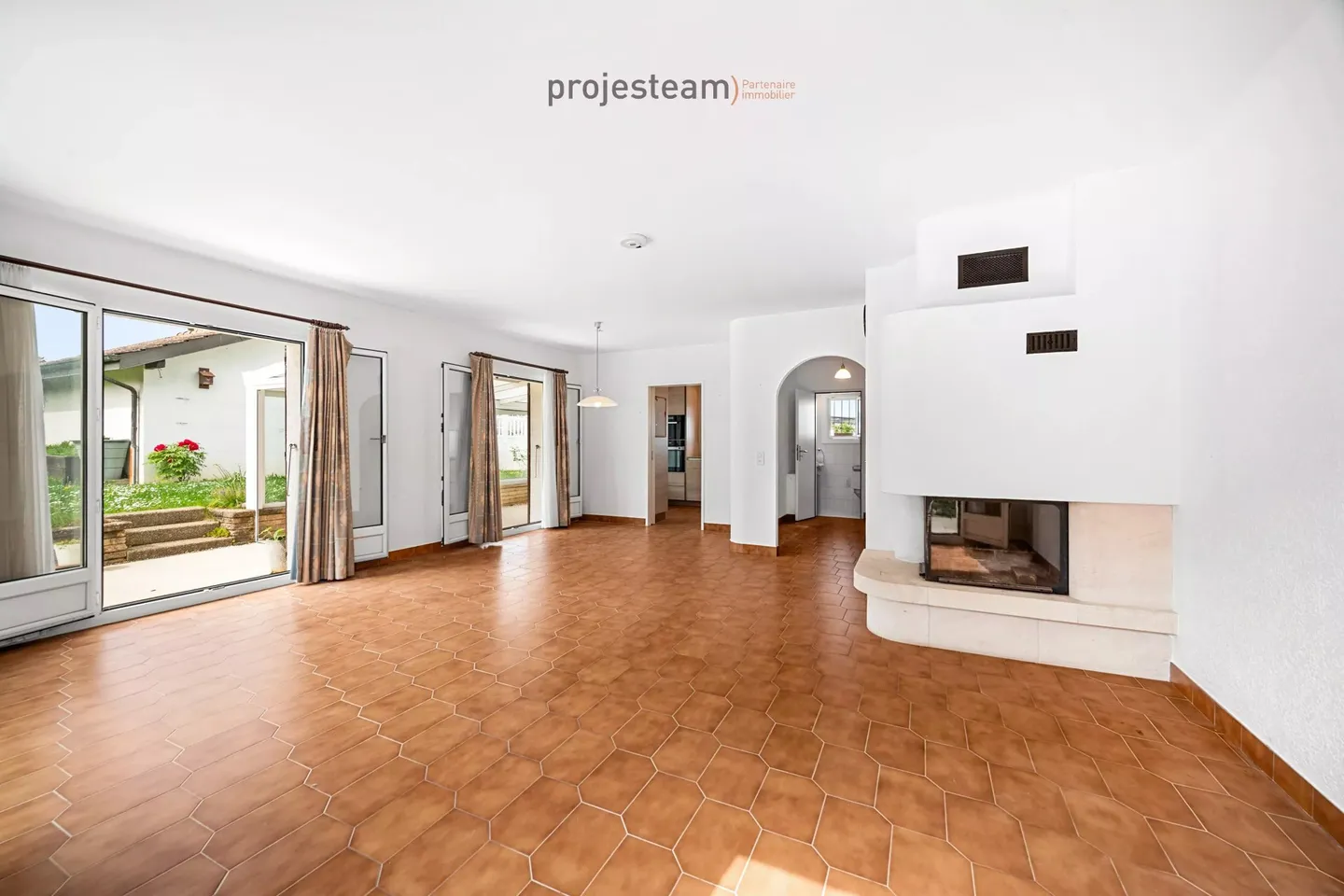 Villa bifamiliare familiare con giardino, balconi e bel potenziale di ristrutturazione - Foto 6 di 13