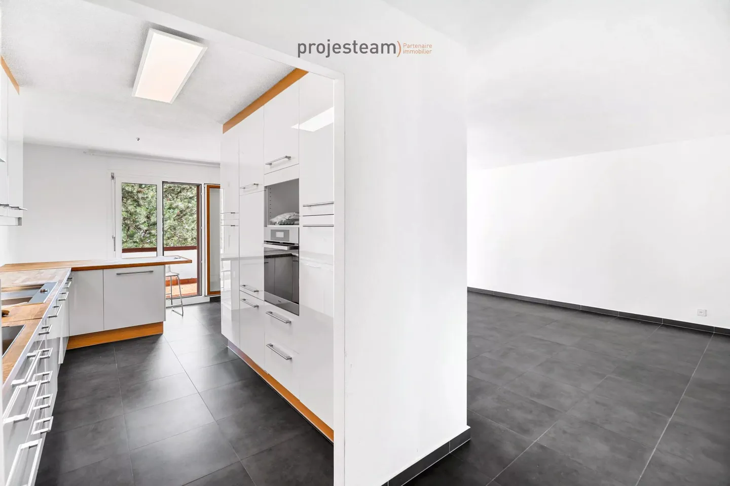 Apartment with fireplace, carefully renovated, large south-facing balcony, in a green and family-friendly setting - Photo 5 of 13