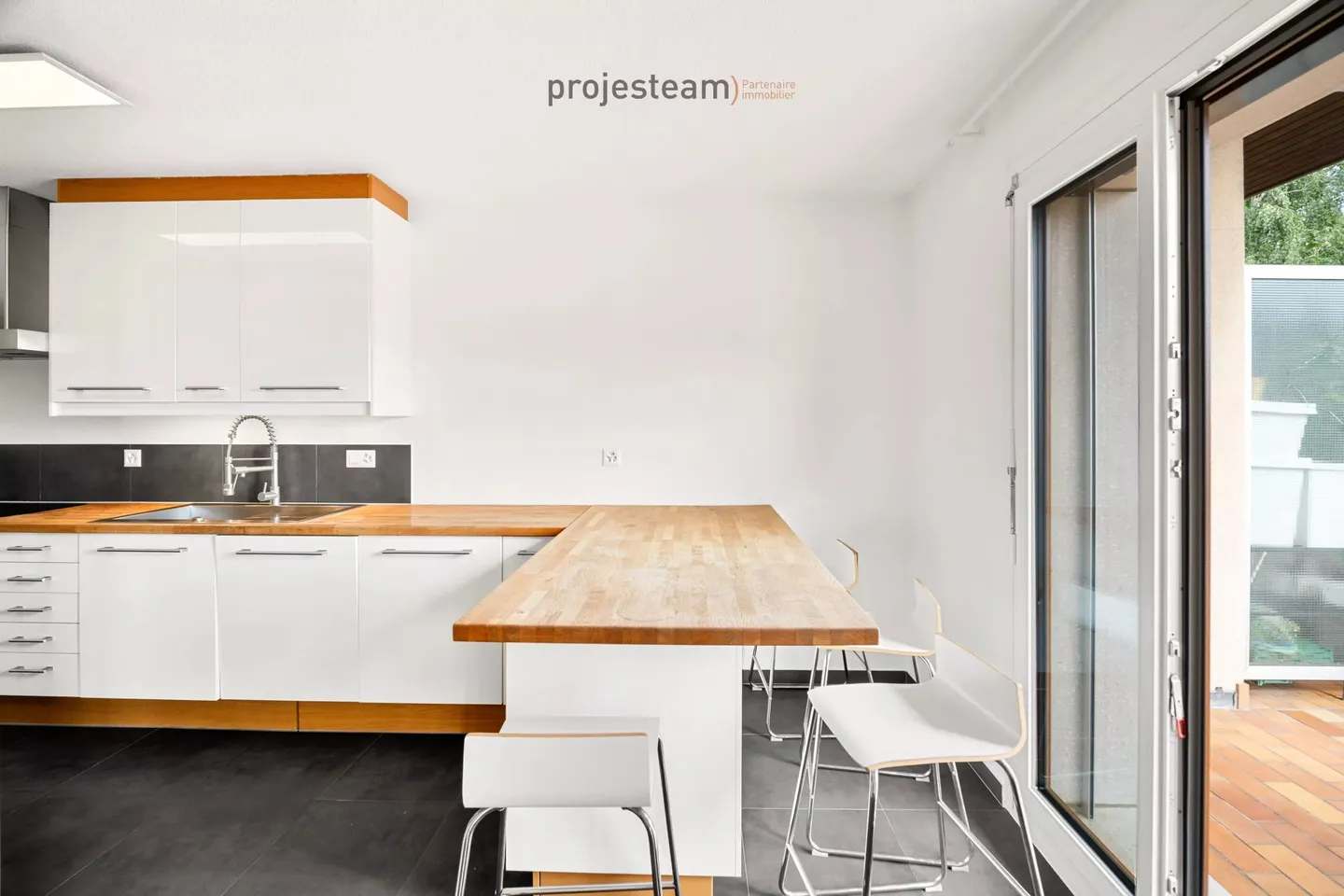 Apartment with fireplace, carefully renovated, large south-facing balcony, in a green and family-friendly setting - Photo 3 of 13