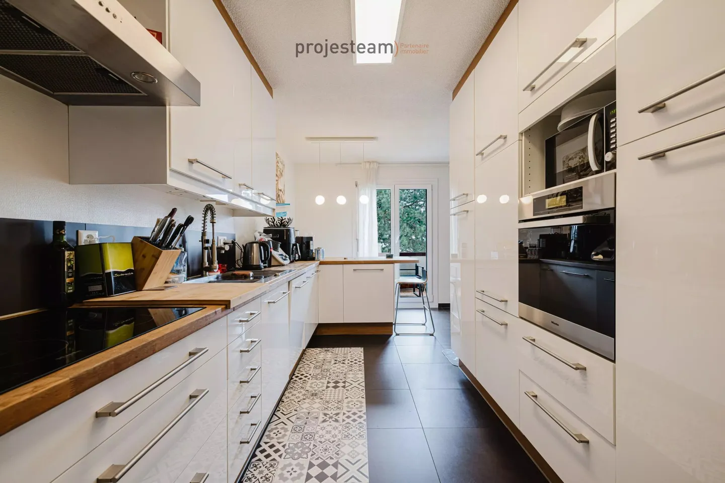 Apartment with fireplace, carefully renovated, large south-facing balcony, in a green and family-friendly setting - Photo 3 of 12