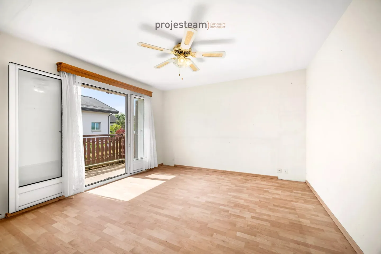 Villa bifamiliare familiare con giardino, balconi e bel potenziale di ristrutturazione - Foto 12 di 13