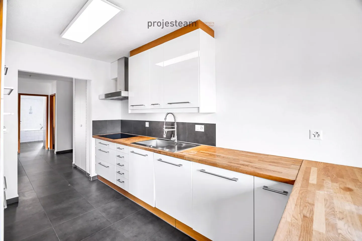 Apartment with fireplace, carefully renovated, large south-facing balcony, in a green and family-friendly setting - Photo 4 of 13