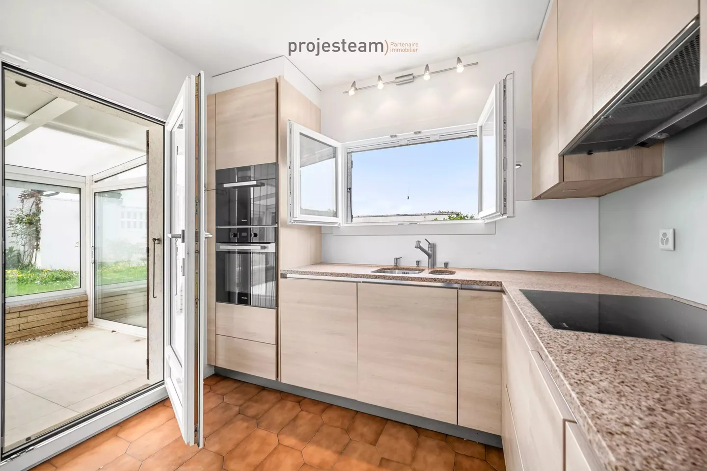 Villa bifamiliare familiare con giardino, balconi e bel potenziale di ristrutturazione - Foto 9 di 13