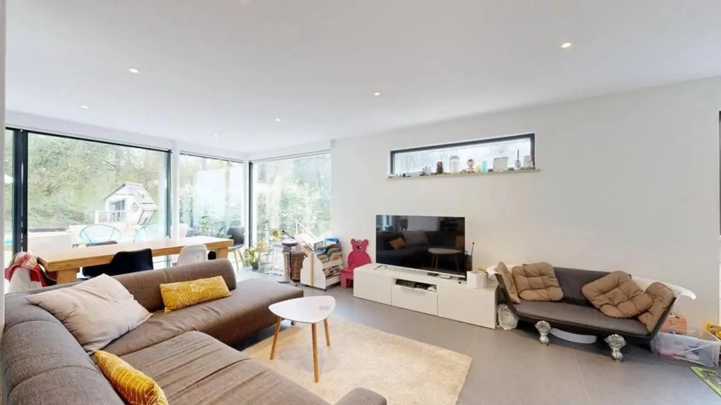 On the edge of a forest area - Contemporary villa in a privileged setting - Photo 8 of 13