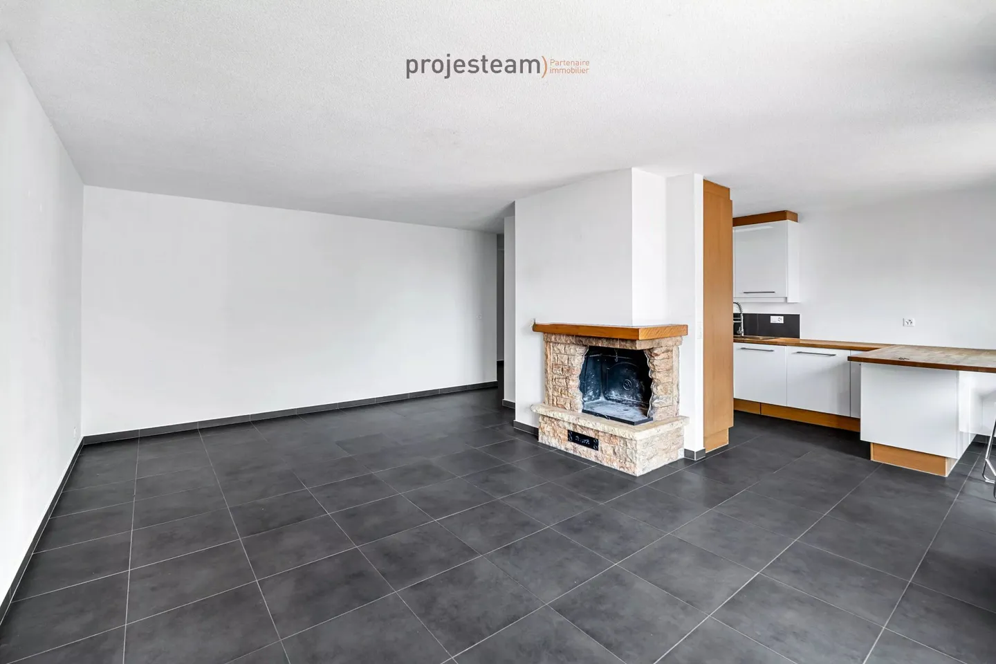Appartamento con camino, ristrutturato con cura, grande balcone esposto a sud, in un contesto verde e familiare - Foto 9 di 13