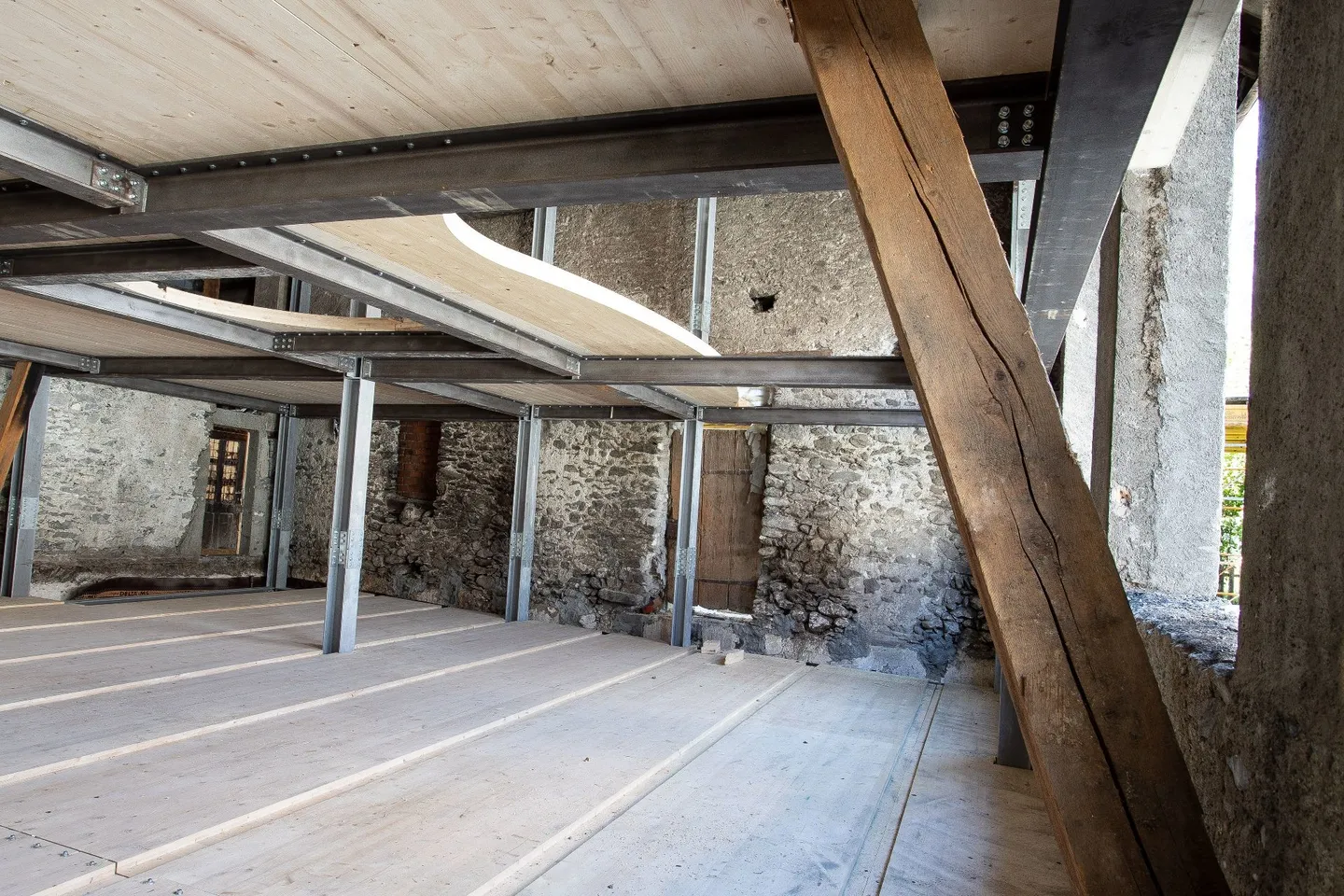 Village house 7.5 rooms in Saint-Pierre-de-Clages of 237 m2 - Photo 2 of 9